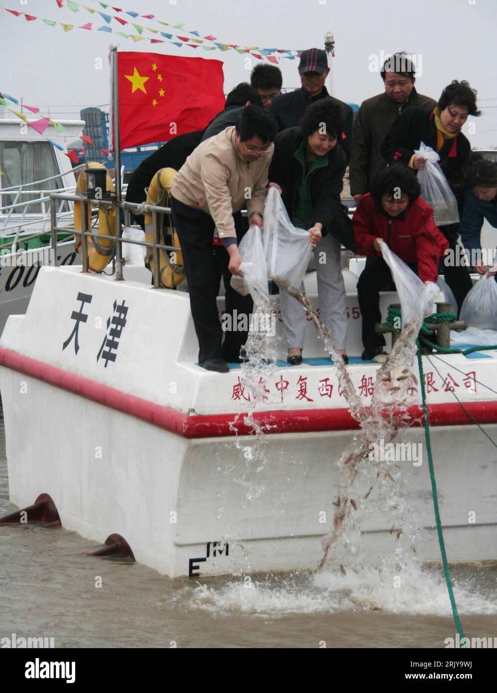 Bildnummer: 52481874 Datum: 01.04.2008 Copyright: imago/Xinhua Ausbringung von Fischfutter in der Bohai Bay a Tianjin PUBLICATIONxNOTxINxCHN, Personen; 2008, Tianjin, Provinz Jiangsu, Einheimische, Cinese, Chinesen, Chinesin, Boot, Boote, Futter; , hoch, Kbdig, Gruppenbild, Fischerei, Wirtschaft, Schifffahrt, Verkehr, Asien, Cina Foto Stock