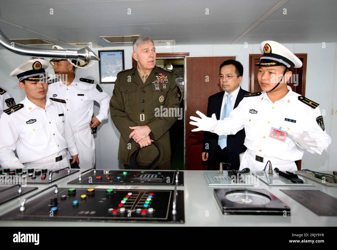 Bildnummer: 52482004 Datum: 02.04.2008 Copyright: imago/Xinhua General James Conway (Mitte, United States Marine Corps) während eines Besuchs der südchinesischen flotte in Zhanjiang - PUBLICATIONxNOTxINxCHN, Personen; 2008, Zhanjiang, Marine, Pressetermin, Brücke, Kommandobrücke; , quer, Kbdig, Gruppenbild, Randbild, Militaer, Staat, persone Foto Stock