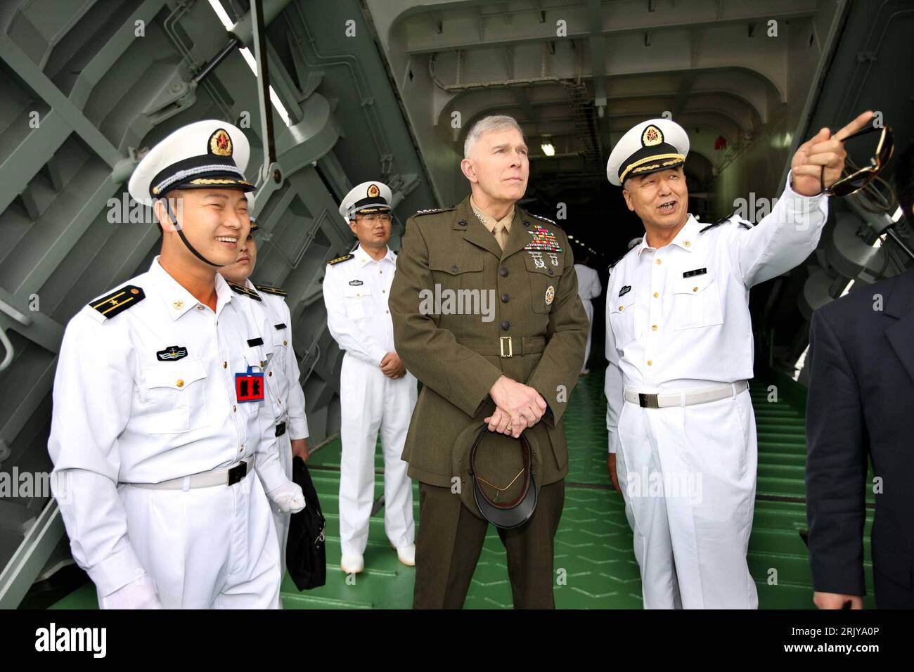 Bildnummer: 52481999 Datum: 02.04.2008 Copyright: imago/Xinhua General James Conway (Mitte, United States Marine Corps) während eines Besuchs der südchinesischen flotte in Zhanjiang - PUBLICATIONxNOTxINxCHN, Personen; 2008, Zhanjiang, Marine, Pressetermin; , quer, Kbdig, Gruppenbild, Randbild, Militaer, Staat, gente Foto Stock