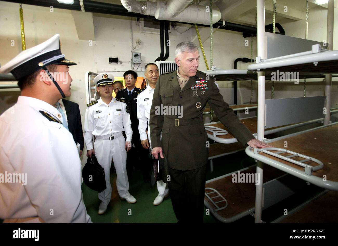 Bildnummer: 52482002 Datum: 02.04.2008 Copyright: imago/Xinhua General James Conway (Re., United States Marine Corps) während eines Besuchs der südchinesischen flotte in Zhanjiang - PUBLICATIONxNOTxINxCHN, Personen; 2008, Zhanjiang, Marine, Pressetermin, Bett, Betten, Kabine, Kabinen; , quer, Kbdig, Gruppenbild, Randbild, Militaer, Staat, gente Foto Stock