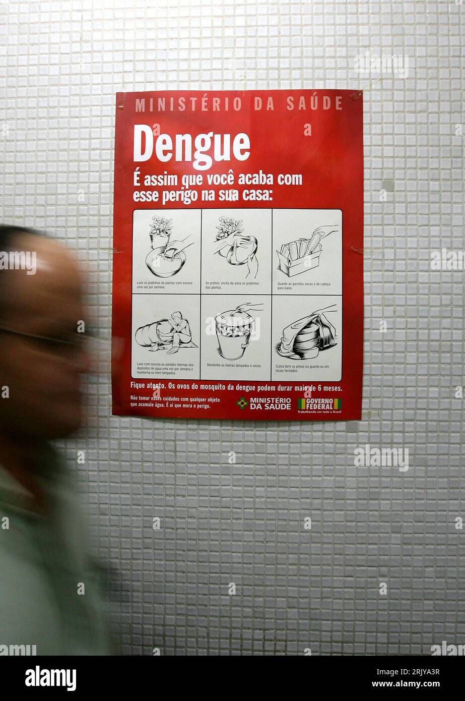 Plakat warnt vor dem Dengue-Fieber a Rio de Janeiro PUBLICATIONxNOTxINxCHN Foto Stock