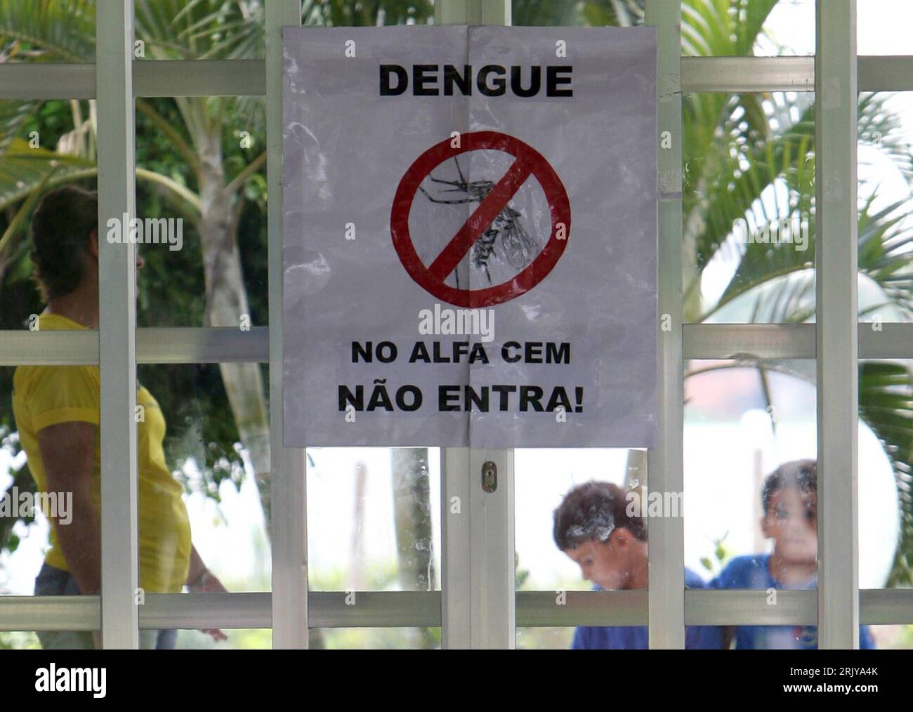 Plakat warnt vor dem Dengue-Fieber a Rio de Janeiro PUBLICATIONxNOTxINxCHN Foto Stock