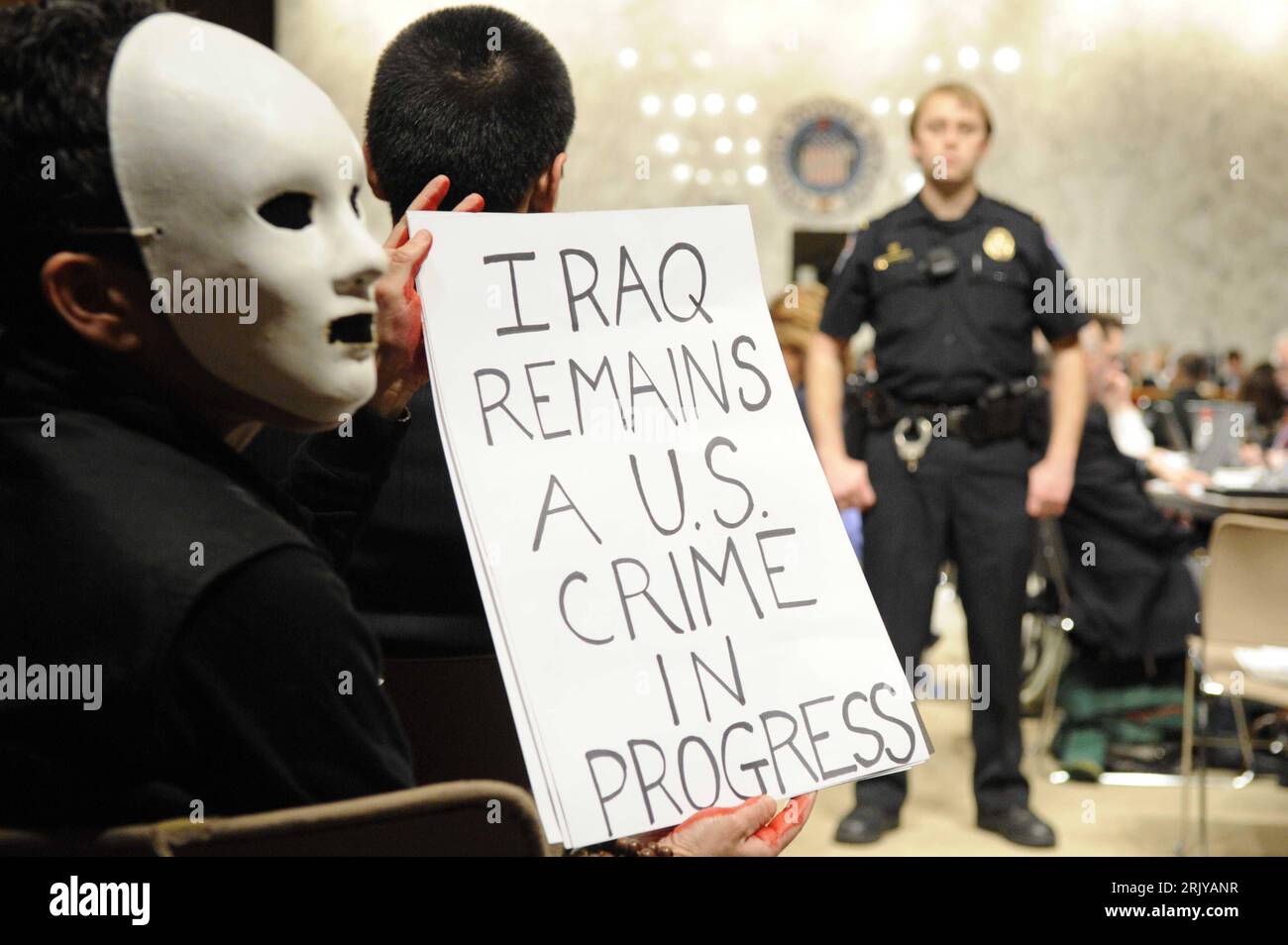 Bildnummer: 52491742 Datum: 08.04.2008 Copyright: imago/Xinhua Iraq Remains a U.S. Crime in Progress - Protest von Gegnern des Irakkrieges a Washington D.C. PUBLICATIONxNOTxINxCHN, Personen; 2008, Washington DC, USA, Premiumd , Schriftzug, protesta, Demo, Demonstrant , Teilnehmer, Maske, Masken maskiert, Irakkrieg; , quer, Kbdig, Gruppenbild, Close, Randbild, Politik, Nordamerika Foto Stock