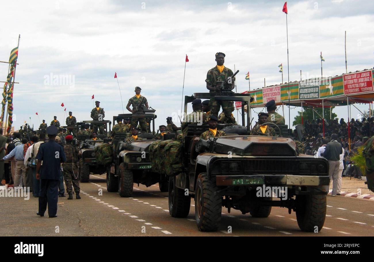 Bildnummer: 52517492 Datum: 28.04.2008 Copyright: imago/Xinhua Militärparade anlässlich der Feierlichkeiten zum 48. Jahrestag der Unabhängigkeit Togos in Lomé-PUBLICATIONxNOTxINxCHN, Personen , Objekte; 2008, Lomé, Togo, Unabhängigkeitstag, Jubiläum, Parade, Soldat, Militärjeep, premiumd; , quer, Kbdig, Porträt, , Militaer, Staat, Gesellschaft, Afrika Foto Stock