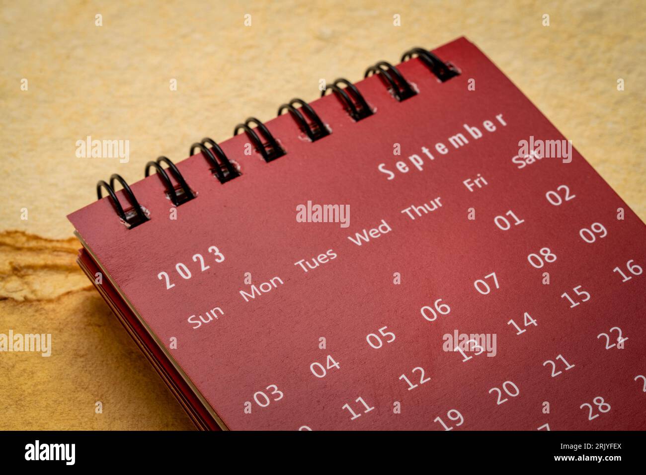 Settembre 2023 - primo piano di un calendario desktop di piccole dimensioni, tempi e concetto aziendale Foto Stock