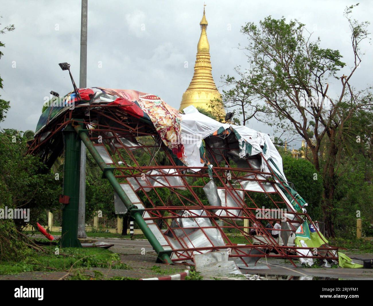 Bildnummer: 52524548 Datum: 03.05.2008 Copyright: imago/Xinhua Umgeknickte Werbetafel in Yangon/Myanmar nach einem Sturm - PUBLICATIONxNOTxINxCHN , Objekte; 2008, Myanmar, Unwetter, Sturm, Schaden, Unwetterschäden, Sturmschäden; quer, Kbdig, Einzelbild, Asien o0 Zyklon Nargis Foto Stock