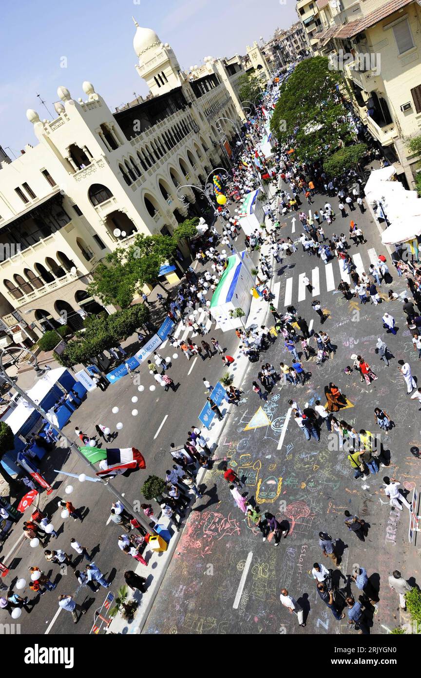 Bildnummer: 52532363 Datum: 09.05.2008 Copyright: imago/Xinhua Feierlichkeiten zum Tag des Sieges in Kairo PUBLICATIONxNOTxINxCHN, Personen , premiumd; 2008, Kairo, Ägypten, Friedenstag, Parade; , hoch, Kbdig, totale, Vogelperspektive, Perspektive, Gesellschaft, Afrika Bildnummer 52532363 Data 09 05 2008 Copyright Imago XINHUA Celebrations to Day the Victory in Cairo PUBLICATIONxNOTxINxCHN People Premiumd 2008 Cairo Egypt Peace Day Parade High Kbdig Total Birdu0026#39;S-Eye View Perspective Society Africa Foto Stock