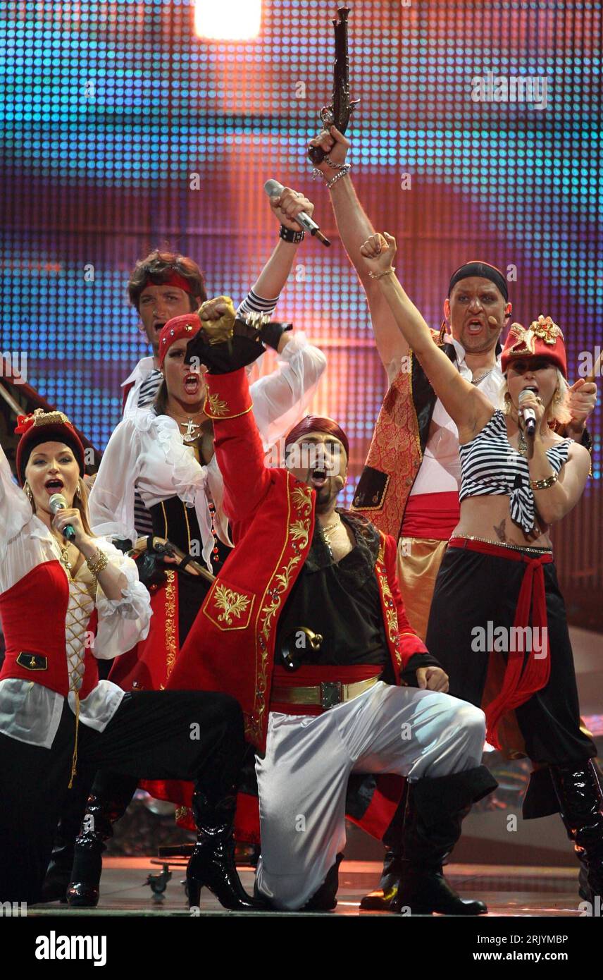 Bildnummer: 52550506 Datum: 22.05.2008 Copyright: imago/Xinhua Pirati del mare (Lettland) anlässlich des Halbfinales beim Eurovision Song Contest 2008 a Belgrado - PUBLICATIONxNOTxINxCHN, Personen , premiumd , Begeisterung; 2008, Belgrad, Halbfinale, Semifinale, Konzerte, Musik, Gestik; , hoch, Kbdig, Gruppenbild, Aktion, People, o0 Grand Prix de la chanson Bildnummer 52550506 Data 22 05 2008 Copyright Imago XINHUA Pirates of the Sea Lettonia durante le semifinali l'Eurovision Song Contest 2008 a Belgrado PUBLICATIONxNOTxINxCHN persone premiumd entusiasmo 2008 Belgrado semi-finali Sem Foto Stock