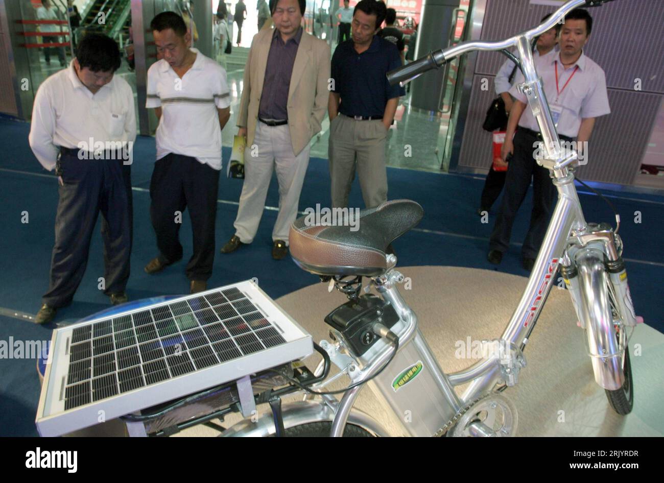 Bildnummer: 52566334 Datum: 30.05.2008 Copyright: imago/Xinhua Besucher betrachten ein Fahrrad mit Solarantrieb während der Light Electric Vehicle Exhibition a Wuxi - PUBLICATIONxNOTxINxCHN, Personen , Objekte; 2008, Wuxi, messe; , quer, Kbdig, Gruppenbild, , Bildnummer 52566334 Data 30 05 2008 Copyright Imago XINHUA Visitors in a Bicycle with Solar Propulsion during the Light Electric Vehicle Exhibition in Wuxi PUBLICATIONxNOTxINxCHN People Objects 2008 Wuxi Trade Fair Horizontal Kbdig Group Photo Foto Stock