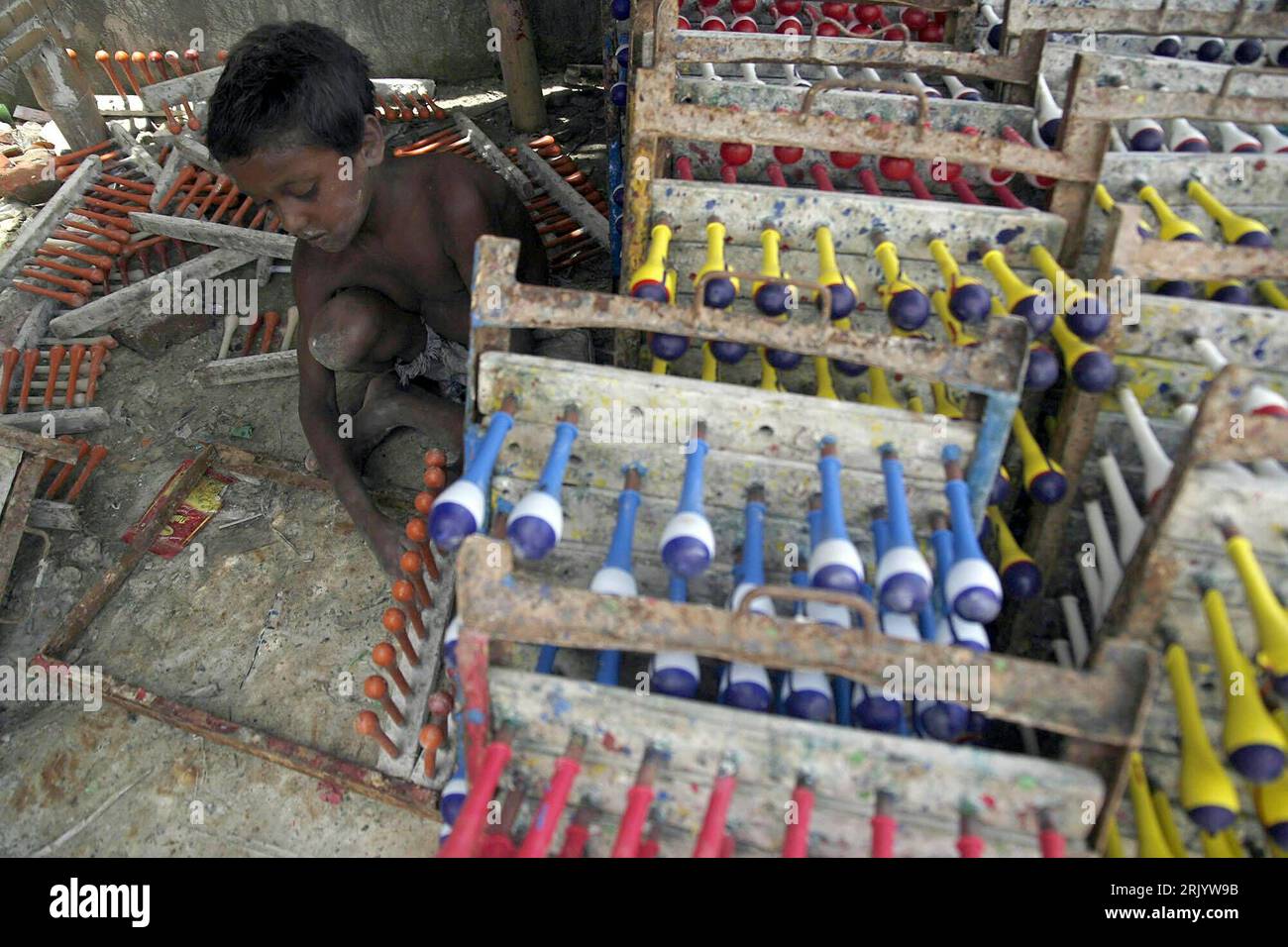 Bildnummer: 52575742 Datum: 12.06.2008 Copyright: imago/Xinhua Junge arbeitet in einer Ballonfabrik a Dacca, Bangladesh - PUBLICATIONxNOTxINxCHN, Personen; 2008, Dacca, Bangladesh , Kinderarbeit, kind; , quer, Kbdig, Einzelbild, Arbeitswelten, Gesellschaft, Wirtschaft, Asien Bildnummer 52575742 Data 12 06 2008 Copyright Imago XINHUA Boy Works in a Balloon Factory in Dhaka Bangladesh PUBLICATIONxNOTxINxCHN People 2008 Dhaka Bangladesh Child Labour Child Horizontal Kbdig Single World of Work Society Economy Asia Foto Stock