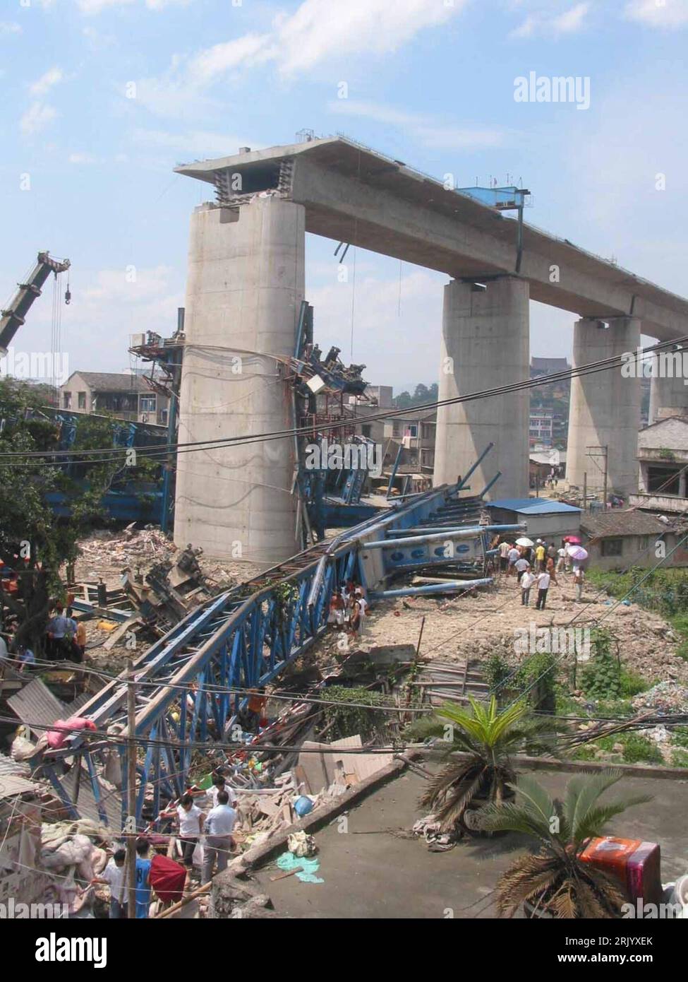 Bildnummer: 52587530 Datum: 21.06.2008 Copyright: imago/Xinhua Einsturz einer Bahntrasse a Wenzhou in der Provinz Zhejiang PUBLICATIONxNOTxINxCHN, Landschaft; 2008, Cina, premiumd, Unglück, Trümmer, Eisenbahntrasse, Trasse, Brücke, Eisenbahnbrücke, Bergung; , hoch, Kbdig, totale, , o0 Asien Bildnummer 52587530 Data 21 06 2008 Copyright Imago XINHUA Collapse a Railroad tracks in Wenzhou in Provincia Zhejiang PUBLICATIONxNOTxINxCHN Landscape 2008 China premiumd misfortune Debris Railway tracks Path Bridge Railway bridge Recovery vertical Kbdig Long shot o0 Asia Foto Stock