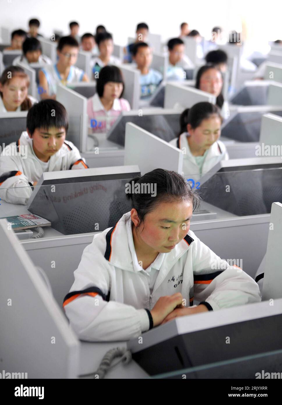 Bildnummer: 52593003 Datum: 13.06.2008 Copyright: imago/Xinhua Schüler während des Unterrichts an der Liupanshan-Schule in Yinchuan, Cina - PUBLICATIONxNOTxINxCHN, Personen; 2008, Yinchuan, Cina; , hoch, Kbdig, totale, , Schule, Bildung, , Asien Bildnummer 52593003 Data 13 06 2008 Copyright Imago XINHUA Students during the Teaching to the Liupanshan School in Yinchuan Cina PUBLICATIONxNOTxINxCHN People 2008 Yinchuan China Vertical Kbdig Long shot School Education Asia Foto Stock