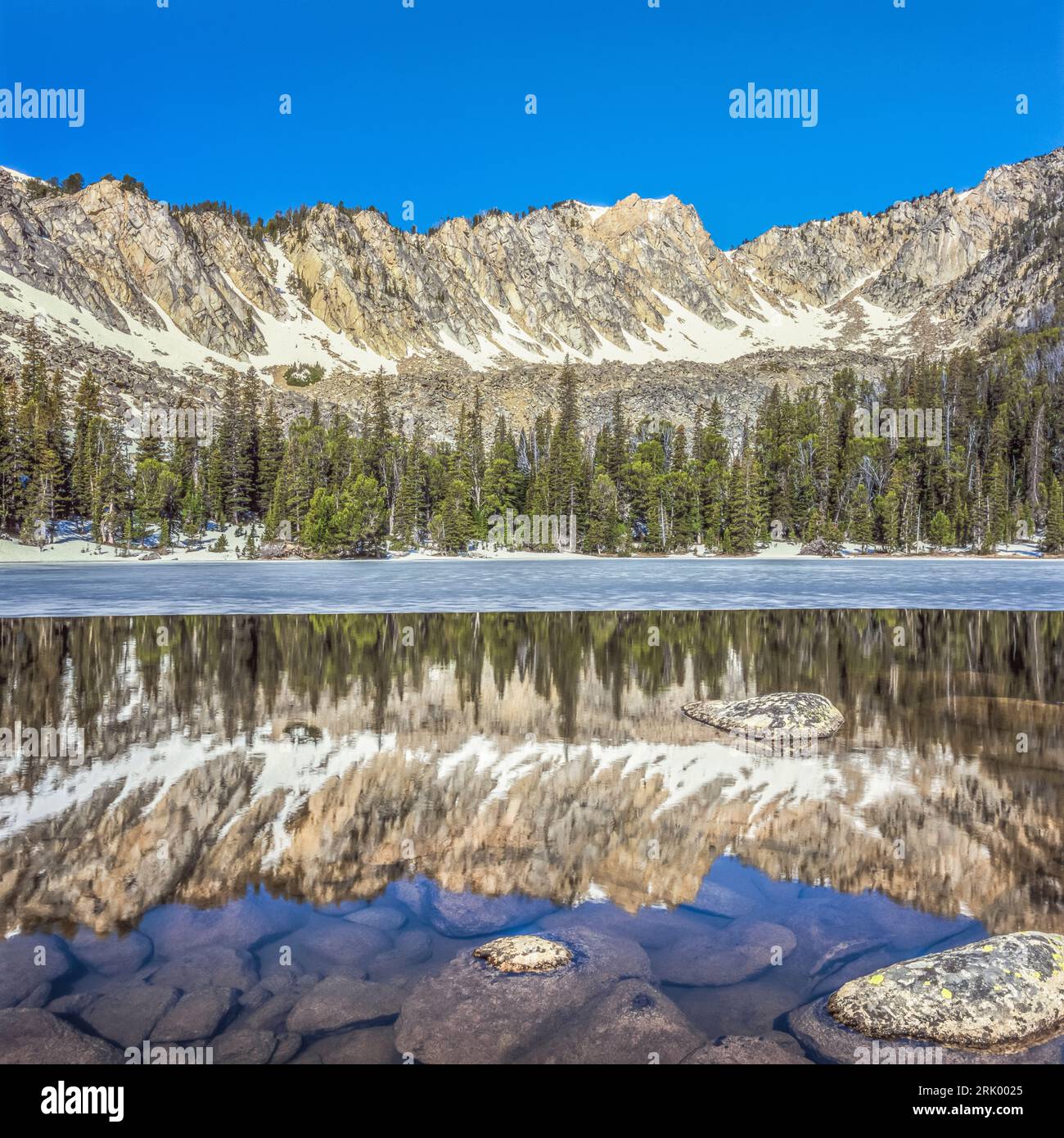 ghiaccio sul lago gemello superiore scongelamento in primavera sotto una parete divisoria nelle montagne dei pionieri vicino a dillon, montana Foto Stock