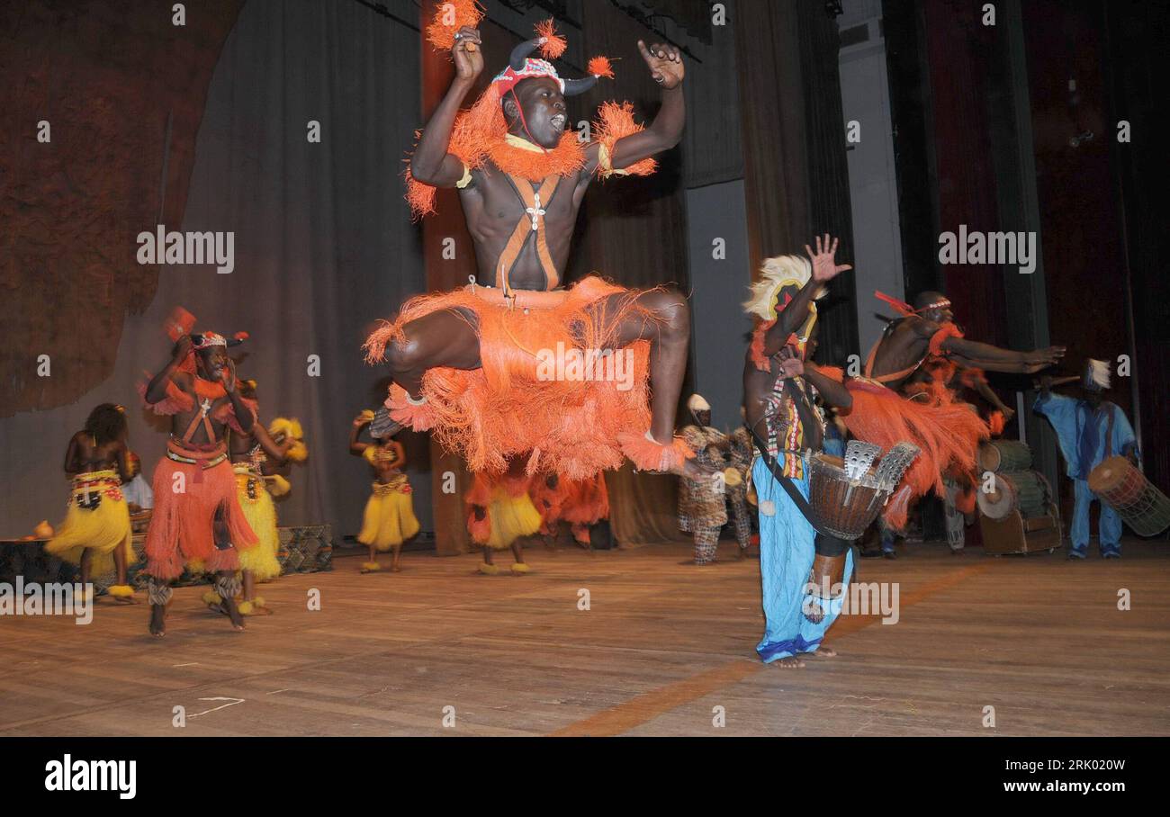 Bildnummer: 52612004 Datum: 08.07.2008 Copyright: imago/Xinhua Senegalesische Tanzgruppe in Dakar - PUBLICATIONxNOTxINxCHN, Personen , Dynamik; 2008, Dakar, Senegal, Land, Leute, Tänzerin, Tänzer; , quer, Kbdig, Gruppenbild, Tanz, Kunst, , , Afrika Bildnummer 52612004 Data 08 07 2008 Copyright Imago XINHUA Senegalese Dance Group in Dakar PUBLICATIONxNOTxINxCHN People Dynamics 2008 Dakar Senegal Country People Dancer Dancers Horizontal Kbdig Group Photo Dance Art Africa Foto Stock