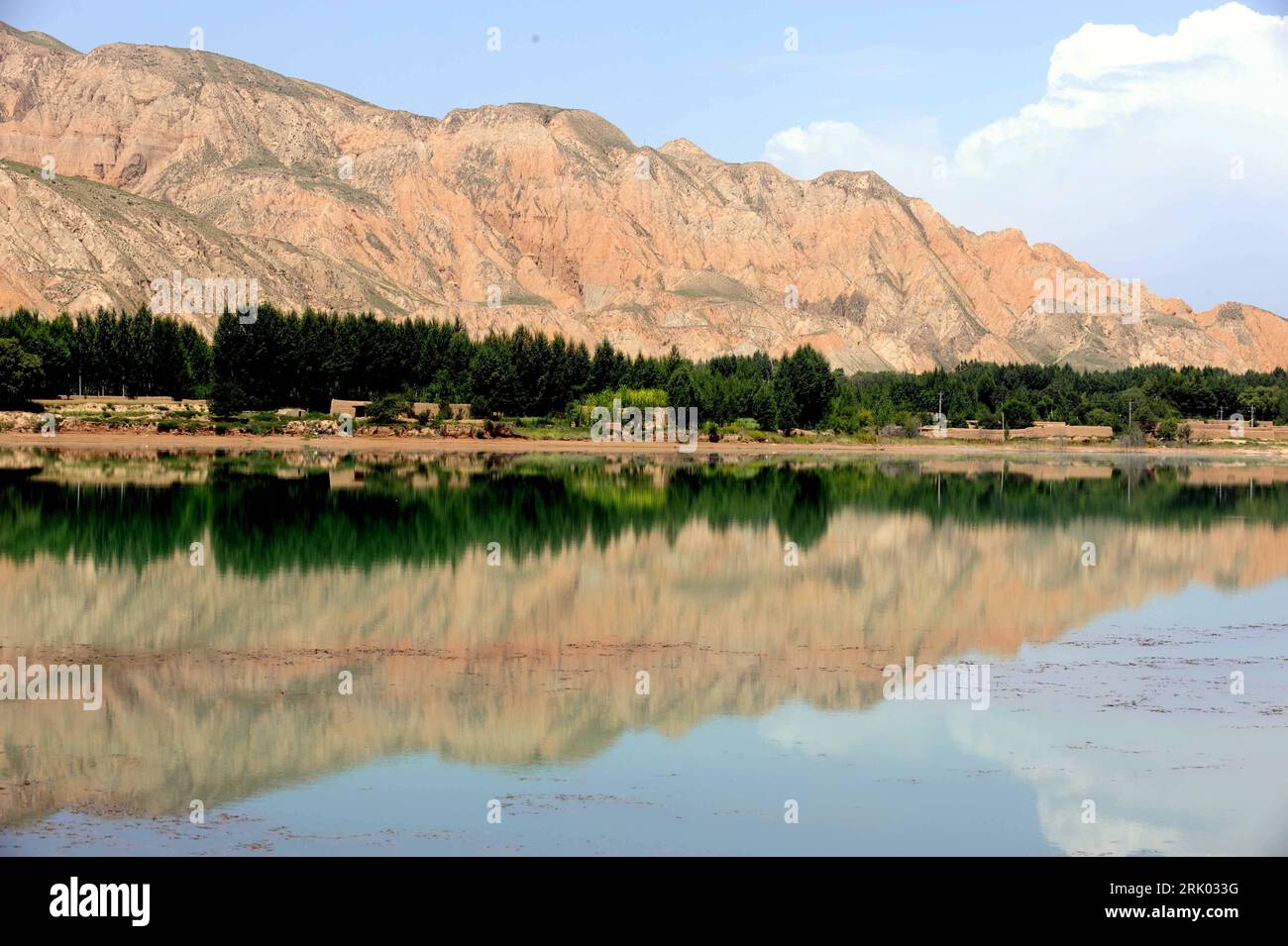 Bildnummer: 52622047 Datum: 18.07.2008 Copyright: imago/Xinhua Gelber Fluss zwischen Bergen in der Provinz Qinghai PUBLICATIONxNOTxINxCHN, Landschaft , highlight , Reflexionseffekt; 2008, China, Fluss, gelbe, Berg; , quer, Kbdig, totale, Natur, Asien Bildnummer 52622047 Data 18 07 2008 Copyright Imago XINHUA Gelber River Between Bergen in the Province Qinghai PUBLICATIONxNOTxINxCHN Landscape Highlight Reflection 2008 China River Yellow Mountain Horizontal Kbdig Long shot Nature Asia Foto Stock