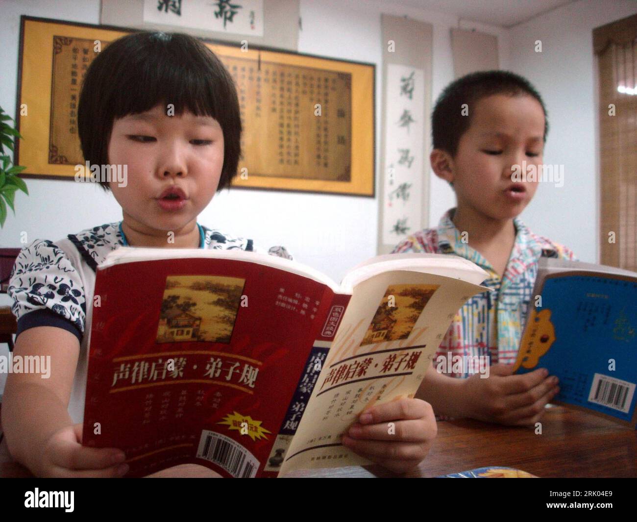 Bildnummer: 52627507 Datum: 15.07.2008 Copyright: imago/Xinhua Kleinkinder studieren alte chinesische Gedichte in einer Privatschule in Suzhou - PUBLICATIONxNOTxINxCHN, Personen; 2008, Suzhou, Kind, lernen, lesen, Gedicht, Buch, Schüler, , quer, Kbdig, Gruppenbild, Schule, Bildung, o0 Gesellschaft, Cina, Asien Bildnummer 52627507 Data 15 07 2008 Copyright Imago XINHUA i giovani studiano poesie in cinese antico in una scuola privata a Suzhou PUBLICATIONxNOTxINxCHN persone 2008 Suzhou Child Learn read poem Book students Horizontal Kbdig Group Photo School Education o0 Society China Asia Foto Stock