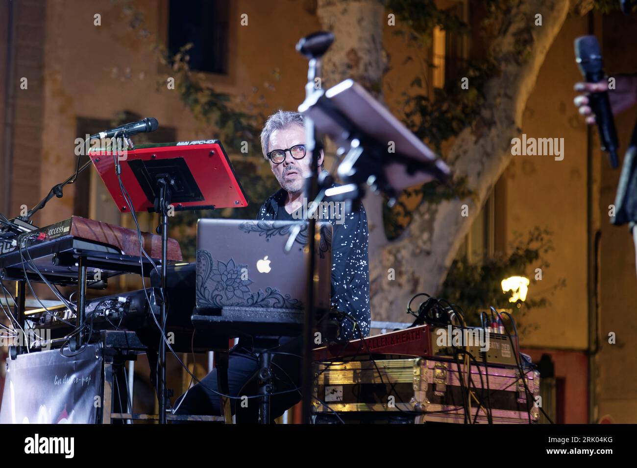 Agde, Francia. 20 agosto 2023. Henri Brunaud, tastiere del Wave Duo, si esibisce in concerto a Place de la Marine, Agde, Francia Foto Stock