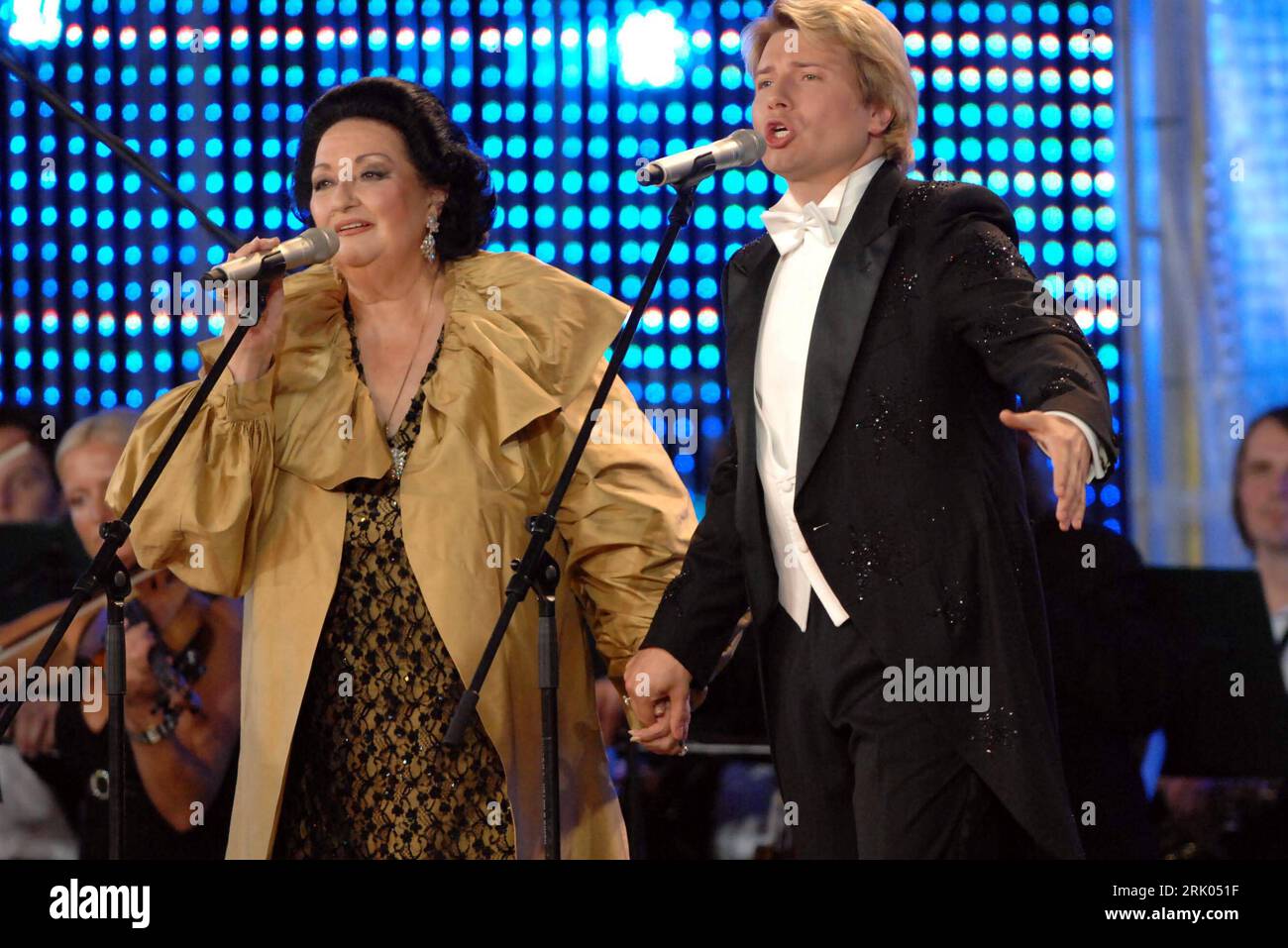 Bildnummer: 52635278 Datum: 29.07.2008 Copyright: imago/Xinhua Sängerin Montserrat Caballe im Duett mit Sänger Nikolav Baskov anlässlich - 7th New Wave 2008 International Contest of Young Singers of Popular Music - in Jurmala - PUBLICATIONxNOTxINxCHN, Personen , premiumd; 2008, Jurmala, Lettland, Gesangswettbewerb, Musik; , quer, Kbdig, Gruppenbild, Aktion, People Bildnummer 52635278 Data 29 07 2008 Copyright Imago XINHUA Singer Montserrat Caballe in duetto con il cantante Nikolav Baskov durante la settima edizione del New Wave 2008 International Contest of Young Singers of Popular Music in Jurmala PUBLICATIONxNOTx Foto Stock