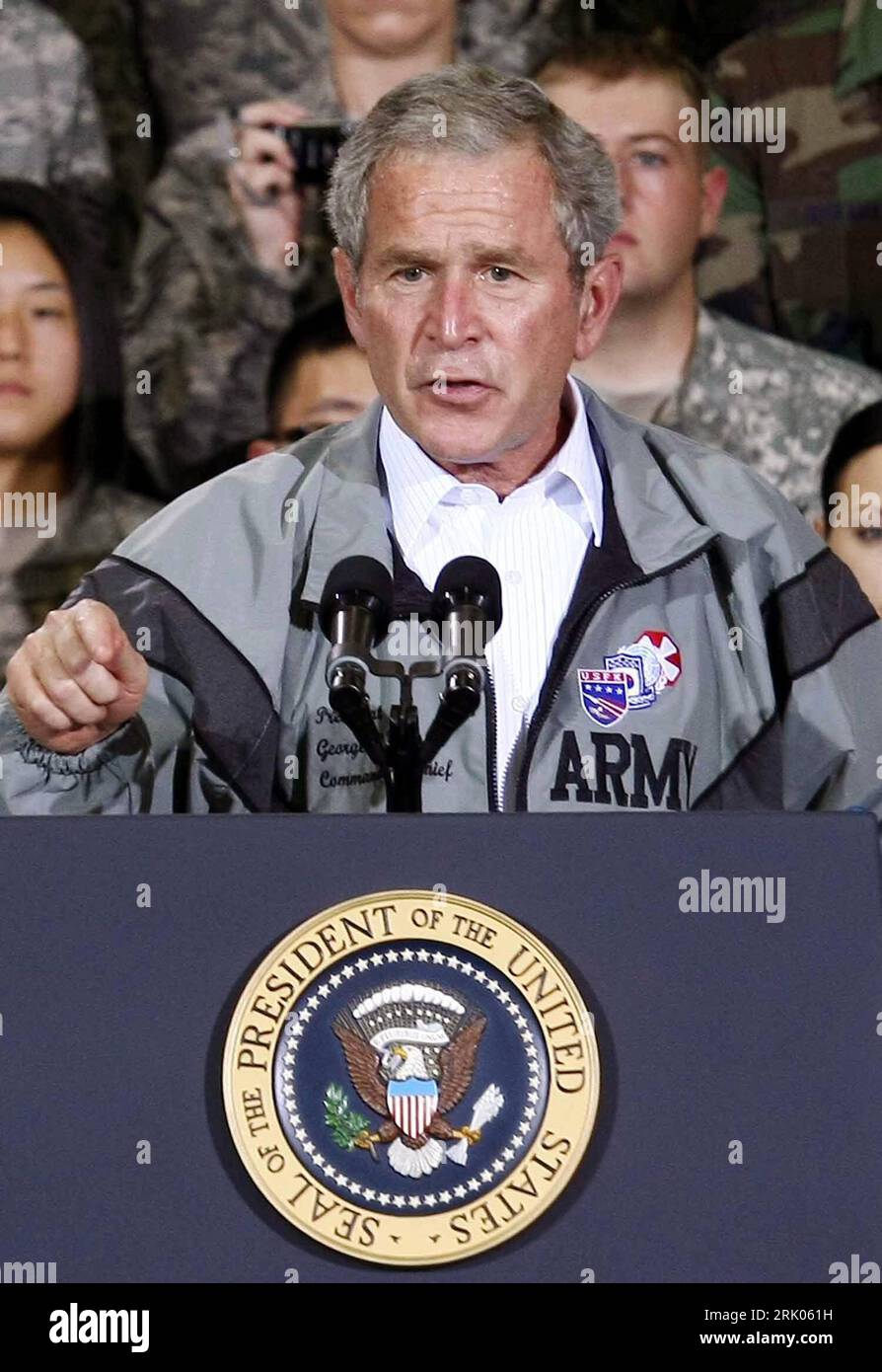 Bildnummer: 52645532 Datum: 06.08.2008 Copyright: imago/Xinhua US-Präsident George W. Bush (USA) hält eine Rede vor Soldaten der amerikanischen Militärbasis in Seoul - PUBLICATIONxNOTxINxCHN, Personen , Entschlossenheit , pessimistisch , premiumd; 2008, Seoul, Politik , Pressetermin , Gestik; , hoch, Kbdig, Einzelbild, Wappen, Logos, Randbild, People Bildnummer 52645532 Date 06 08 2008 Copyright Imago XINHUA il presidente degli Stati Uniti George W Bush USA tiene un discorso davanti ai soldati la base militare americana a Seoul PUBLICATIONxNOTxINxCHN People Determination pessimistic Premiumd 2008 Seoul politi Foto Stock