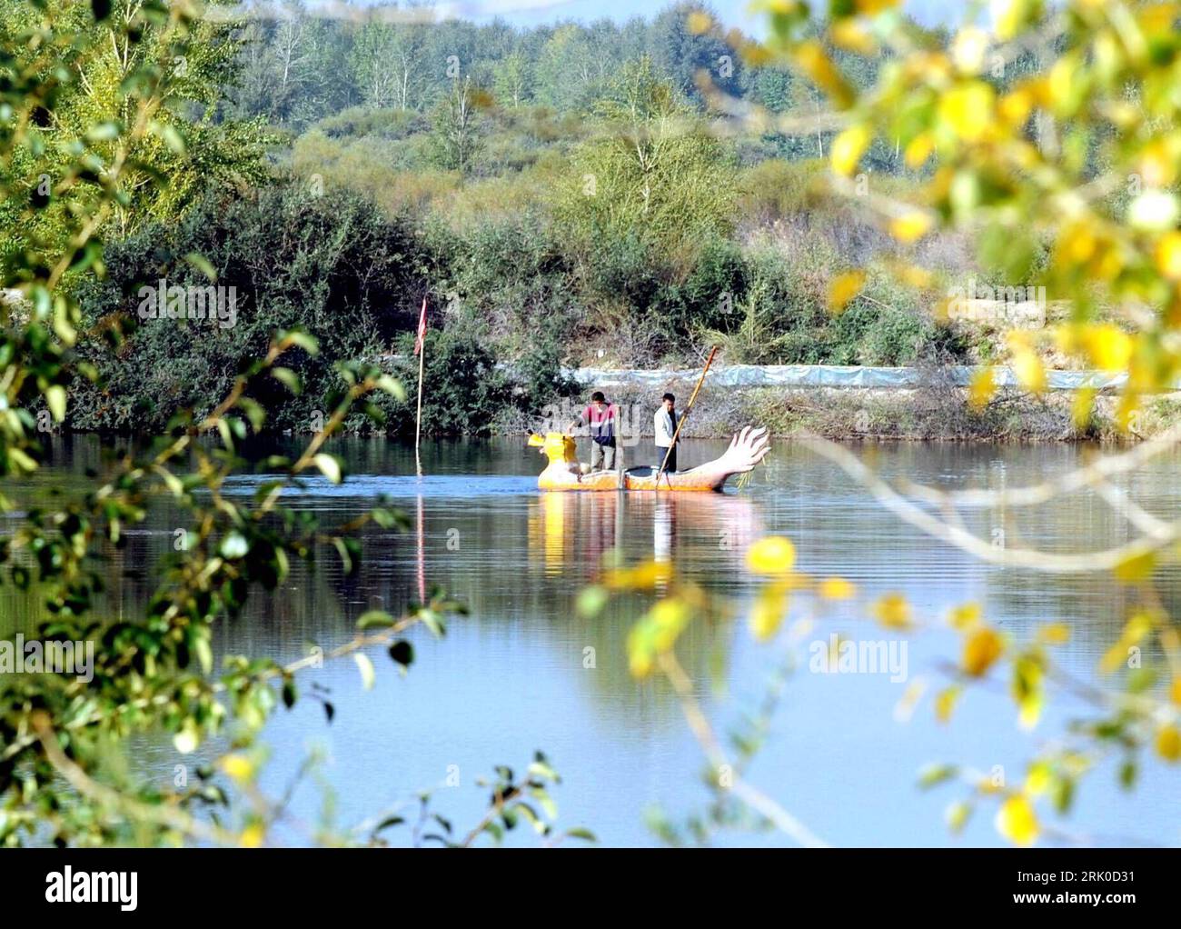 Bildnummer: 52708974 Datum: 19.09.2008 Copyright: imago/Xinhua Einheimische auf einem Boot in Gestalt eines Drachen unterwegs auf dem Gelben Fluss in der chinesischen Provinz Qinghai - PUBLICATIONxNOTxINxCHN , Personen; 2008, Cina, Gelber, Gelbe Fluss, Land, Leute, Boot, Drachenboot; , quer, Kbdig, totale, , Asien Bildnummer 52708974 Data 19 09 2008 Copyright Imago XINHUA local on a Boat in Figure a Dragons on the Road on the yellow River in Chinese Province Qinghai PUBLICATIONxNOTxINxCHN People 2008 China Gelber Yellow River Country People Boat Dragon boat Horizontal Kbdig Long Foto Stock