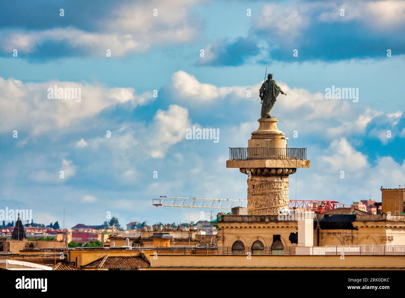 Vista posteriore della colonna di Traiano e dei tetti circostanti, Roma, Italia Foto Stock