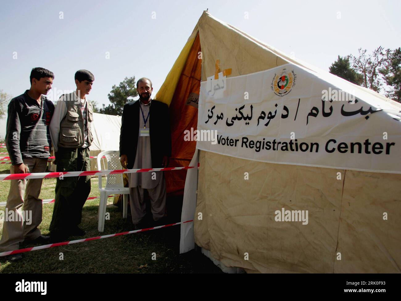 Bildnummer: 52726199 Datum: 06.10.2008 Copyright: imago/Xinhua Registrierung der Wähler für die bevorstehenden Präsidentschaftswahlen in der Provinz Parwan, Afghanistan PUBLICATIONxNOTxINxCHN, Objekte , Personen , premiumd; 2008, Afghanistan, Wahl, Präsidentschaftswahl, Registrierung, Wähler, Zelt, Vorschau, Erfassung, Schriftzug, Politik, Gesellschaft; , quer, Kbdig, Gruppenbild, , Asien Bildnummer 52726199 Data 06 10 2008 Copyright Imago XINHUA Registry gli elettori per le prossime elezioni presidenziali nella Provincia di Parwan Afghanistan PUBLICATIONxNOTxINxCHN oggetti People pre Foto Stock