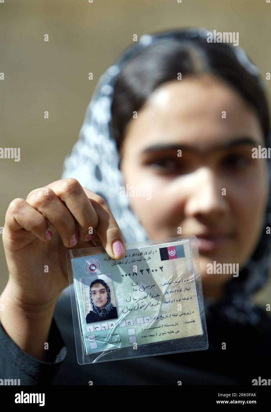 Bildnummer: 52726216 Datum: 06.10.2008 Copyright: imago/Xinhua Afghanische Frau mit ihrer Wahlbescheinigung nach der Registrierung für die bevorstehenden Präsidentschaftswahlen in der Provinz Parwan, Afghanistan PUBLICATIONxNOTxINxCHN, Personen , Objekte , highlight , premiumd; 2008, Afghanistan, Wahl, Präsidentschaftswahl, Registrierung, Wähler, Vorschau, Erfassung, Politik, Gesellschaft; , hoch, Kbdig, Einzelbild, , Asien Bildnummer 52726216 Data 06 10 2008 Copyright Imago XINHUA afghana donna con loro dopo il registro per le prossime elezioni presidenziali nella Provincia Foto Stock