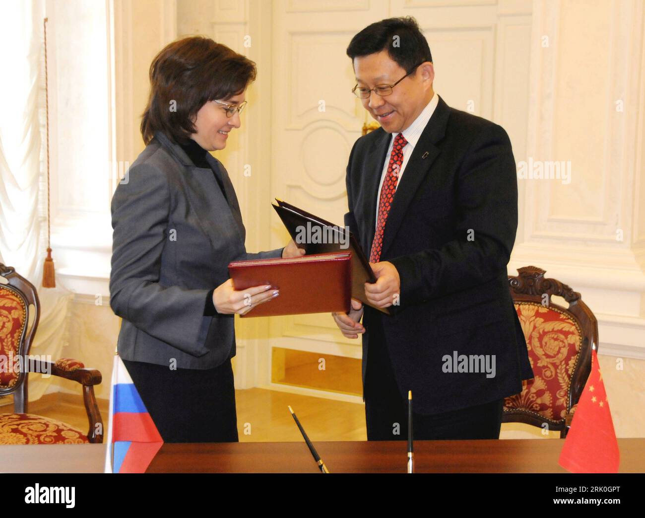 Bildnummer: 52736304 Datum: 14.10.2008 Copyright: imago/Xinhua Handelsministerin Elvira Nabiullina (Russland) trifft Handelsminister Chen Deming (Cina) anlässlich einer Auswertung der Konferenz cooperazione economica e commerciale sino-russa a Moskau - PUBLICATIONxNOTxINxCHN, Personen , premiumd; 2008, Moskau, Russland, China, Handel, Austausch, Politik, , quer, Kbdig, Gruppenbild, People o0 Randbild Bildnummer 52736304 Data 14 10 2008 Copyright Imago XINHUA Ministro del commercio Elvira Nabiullina Russia Fault Trade ministri Chen Deming Cina durante una valutazione la Conferenza SINO Russian tra Foto Stock