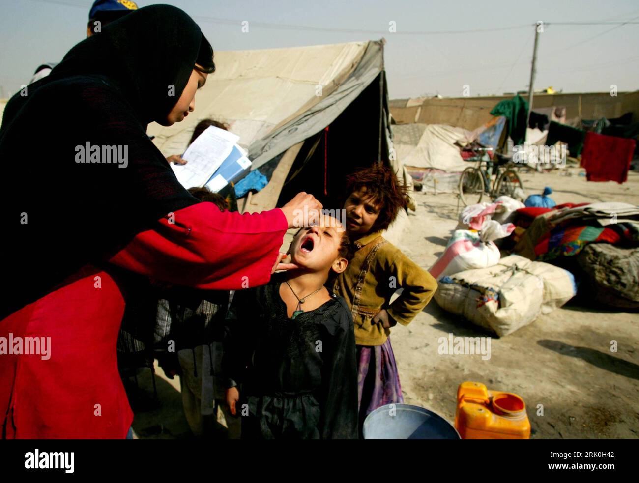 Bildnummer: 52742690 Datum: 19.10.2008 Copyright: imago/Xinhua Frau verabreicht Medikamente gegen Kinderlähmung (poliomyelitis) a Kabul - PUBLICATIONxNOTxINxCHN, Personen , premiumd; 2008, Kabul, Afghanistan, polio, Impfung, impfen, Medikament, Tropfen, Schluckimpfung, kind; , quer, Kbdig, Gruppenbild, Medizin, Wissenschaft, Gesellschaft, Asien Bildnummer 52742690 Data 19 10 2008 Copyright Imago XINHUA donna somministrato farmaci contro la poliomielite polio a Kabul PUBLICATIONxNOTxINxCHN People premiumd 2008 Kabul Afghanistan vaccinazione poliomielite farmaco Drop vaccinazione orale Chil Foto Stock