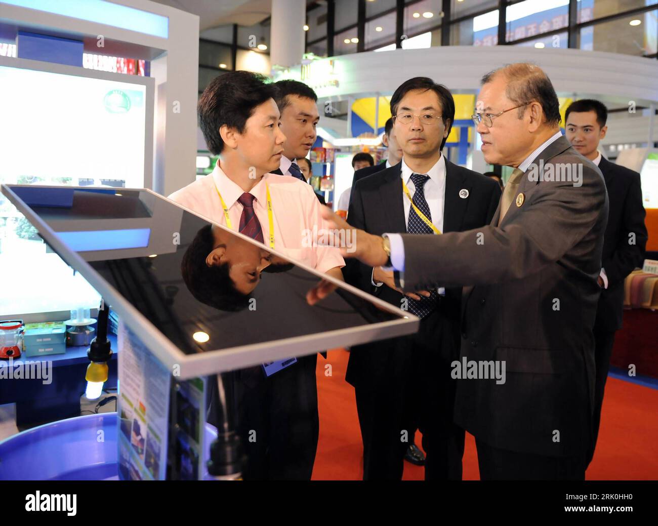 Bildnummer: 52744888 Datum: 21.10.2008 Copyright: imago/Xinhua Supachai Panitchpakdi (re. Thailand/Generaldirektor UNCTAD) betrachtet einen Solar betriebenen Pestizidapparat anlässlich eines Besuchs im Nanning International Convention and Exhibition Center in Nanning PUBLICATIONxNOTxINxCHN , Personen , Reflexionseffekt; 2008, Nanning, Nanning, Politik, Ausstellung, Konferenz der Vereinten Nationen für Handel und Entwicklung, Vereinte Nationen, uno, Organizzazione delle Nazioni Unite; , quer, Kbdig, Gruppenbild, Randbild, People Bildnummer 52744888 Data 21 10 2008 Copyright Imago XINHUA Supachai Panitchp Foto Stock