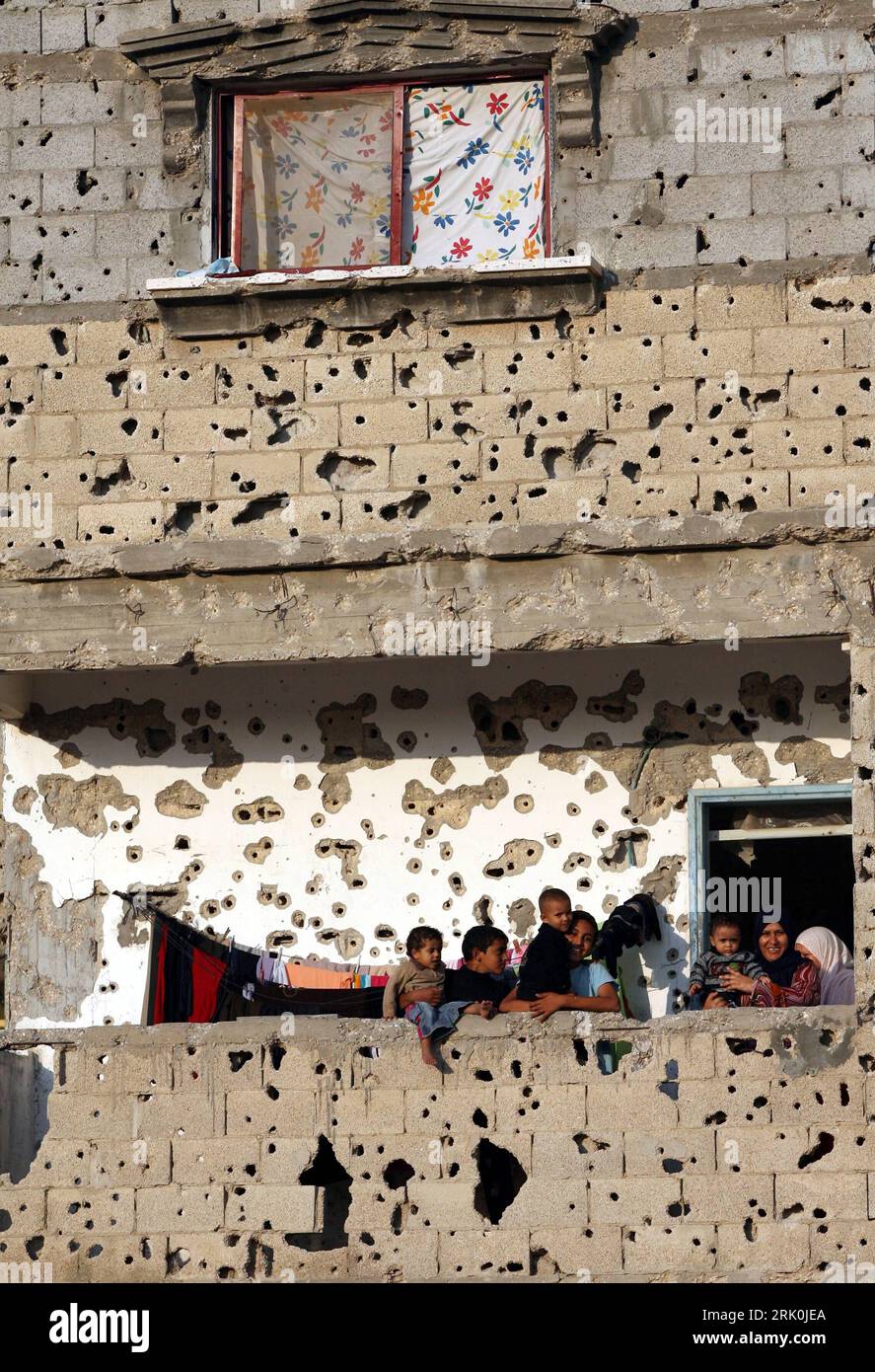 Bildnummer: 52751616 Datum: 26.10.2008 Copyright: imago/Xinhua Palästinensische Familie steht auf dem Balkon in einem von kugeln durchlöchertem Haus in Gaza Stadt - PUBLICATIONxNOTxINxCHN , Gebäude, außen Außenansicht , Personen , highlight , premiumd; 2008, Gaza, Palästina, Palästinensische Autonomiegebiete, Israel, Gazastreifen, durchlöchert, Wohnhaus, Nahostkonflikt; , hoch, Kbdig, Einzelbild, Wohngebäude, , Gesellschaft o0 Asien, Einschusslöcher, Fassade Bildnummer 52751616 Data 26 10 2008 Copyright Imago XINHUA Palestinian Family is on the Balcony in a from Balls House in Gaza ci Foto Stock