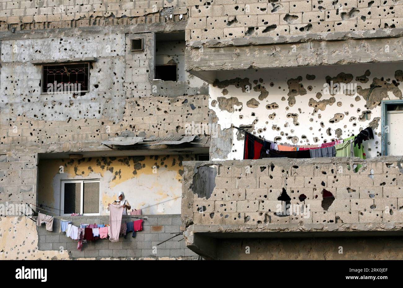 Bildnummer: 52751615 Datum: 26.10.2008 Copyright: imago/Xinhua Palästinensische Frau hängt Wäsche auf in einem von kugeln durchlöchertem Haus in Gaza Stadt - PUBLICATIONxNOTxINxCHN , Gebäude außen, Außenansicht , Personen , highlight , premiumd; 2008, Gaza, Palästina, Palästinensische Autonomiegebiete, Israel, Gazastreifen, durchlöchert, Wohnhaus, Nahostkonflikt; , quer, Kbdig, Einzelbild, Wohngebäude, , Gesellschaft o0 Asien, Alltag, aufhängen, Einschusslöcher, Fassade Bildnummer 52751615 Data 26 10 2008 Copyright Imago XINHUA donna palestinese Hang Laundering On in a from Balls House Foto Stock