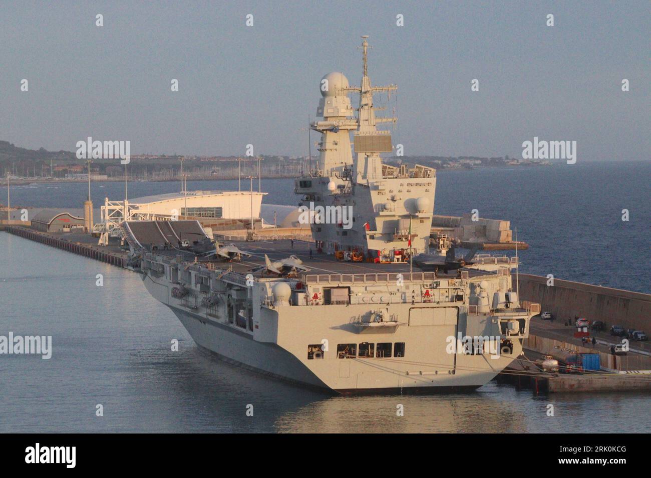 Vista della portaerei italiana Cavour a Civitavecchia. Sul ponte di volo, un Lockheed Martin F35C Lightning e due BAe F2A Sea Harrier. Foto Stock