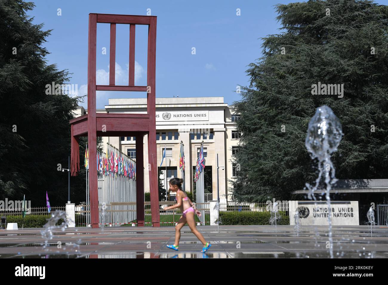 Ginevra, Svizzera. 23 agosto 2023. Una ragazza si raffredda correndo tra le fontane nella piazza di fronte al Palais des Nations a Ginevra, in Svizzera, 23 agosto 2023. L'Organizzazione meteorologica Mondiale (OMD) ha avvertito martedì che la Svizzera sta vivendo temperature record mentre un'ondata di calore continua ad avere un impatto su vaste parti d'Europa. Crediti: Lian Yi/Xinhua/Alamy Live News Foto Stock
