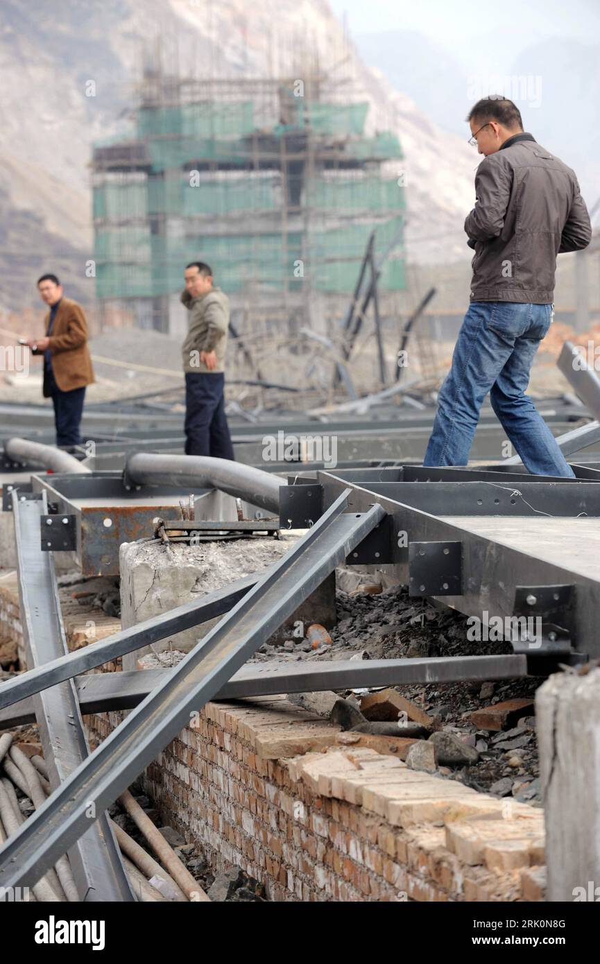 Bildnummer: 52768580 Datum: 11.11.2008 Copyright: imago/Xinhua Gelände der Jinyuan Zement Fabrik nach dem Einsturz einer Werkhalle in Donghe, Provinz Qinghai - Cina PUBLICATIONxNOTxINxCHN , Personen , Landschaft; 2008, Donghe, China , premiumd; , hoch, Kbdig, totale, , , Asien o0 Zementfabrik Bildnummer 52768580 Data 11 11 2008 Copyright Imago XINHUA Centre The Jinyuan Cement Factory After the Collapse a Workshop in Donghe Province Qinghai Cina PUBLICATIONxNOTxINxCHN People Landscape 2008 Donghe China Premiumd verticale Kbdig Long shot Asia o0 Cement Factory Foto Stock