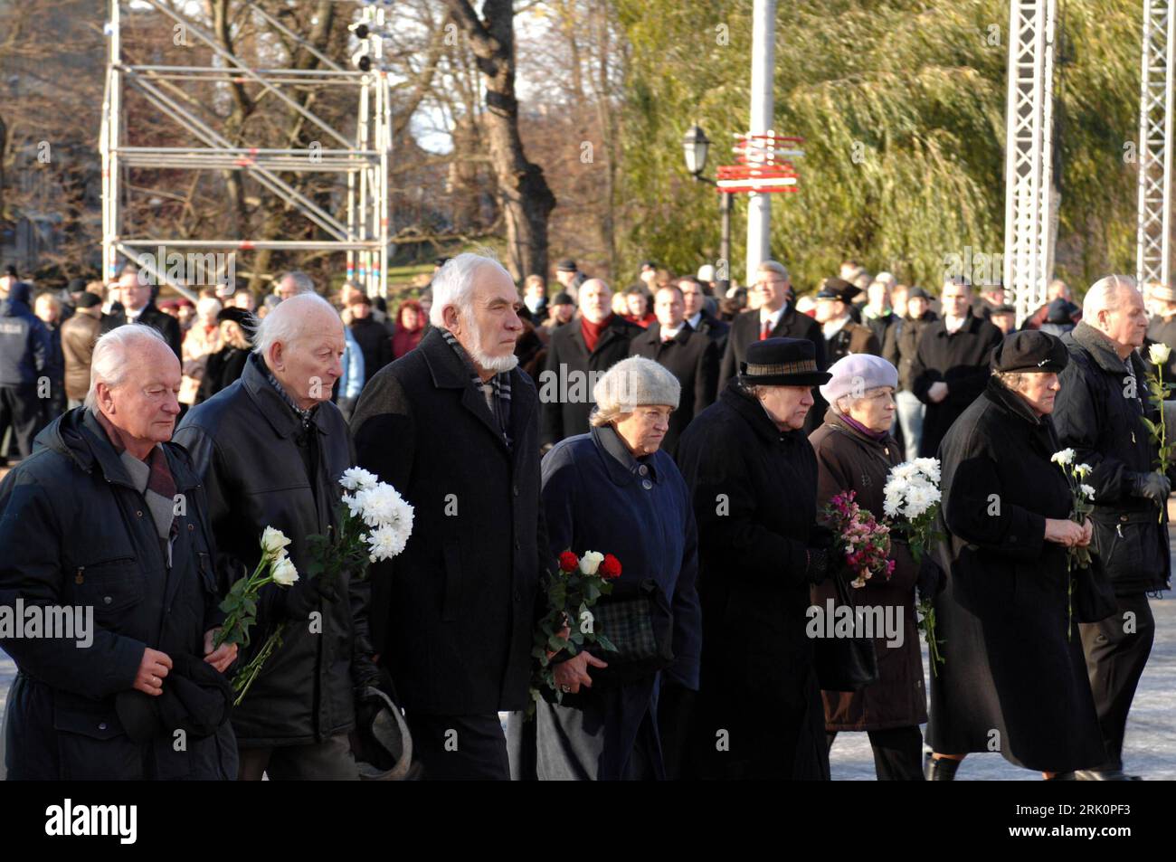 Bildnummer: 52777151 Datum: 18.11.2008 Copyright: imago/Xinhua Feierlichkeiten zum 90. Jahrestag der lettischen Unabhängigkeit in riga-Lettland-PUBLICATIONxNOTxINxCHN , Personen , pessimistisch , premiumd; 2008, riga, Lettland, Unabhängigkeit, Unabhängigkeitstag, Jubiläumsveranstaltungen; , quer, Kbdig, Gruppenbild, , Europa Bildnummer 52777151 Data 18 11 2008 Copyright Imago XINHUA Celebrations to 90 anniversario l' indipendenza lettone a riga Lettonia PUBLICATIONxNOTxINxCHN People pessimistic Premiumd 2008 riga Lettonia giorno dell' indipendenza eventi orizzontali KB Foto Stock