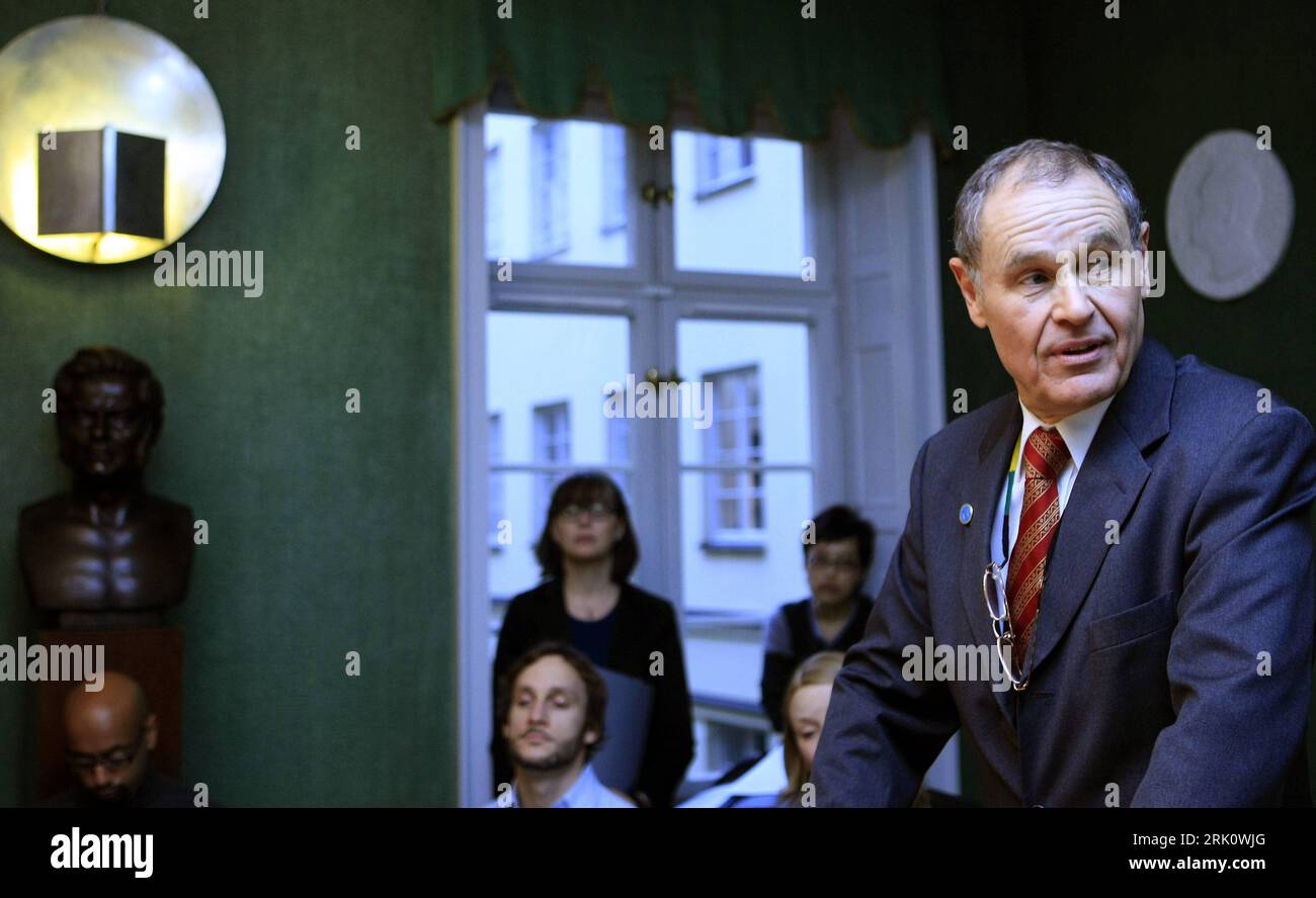 Bildnummer: 52801544 Datum: 05.12.2008 Copyright: imago/Xinhua Michael Sohlman (Direktor Nobelstiftung) während einer Pressekonferenz a Stoccolma - PUBLICATIONxNOTxINxCHN , Personen; 2008, premiumd, Wirtschaft, Wissenschaft, , Pressetermin; , quer, Kbdig, Einzelbild, Close, Randbild, People Bildnummer 52801544 Data 05 12 2008 Copyright Imago XINHUA Michael Sohlman Direttore Nobel Foundation durante una conferenza stampa a Stoccolma PUBLICATIONxNOTxINxCHN persone 2008 premiumd Economy Science Press Call Horizontal Kbdig Single Close Edge image Celebrities Foto Stock