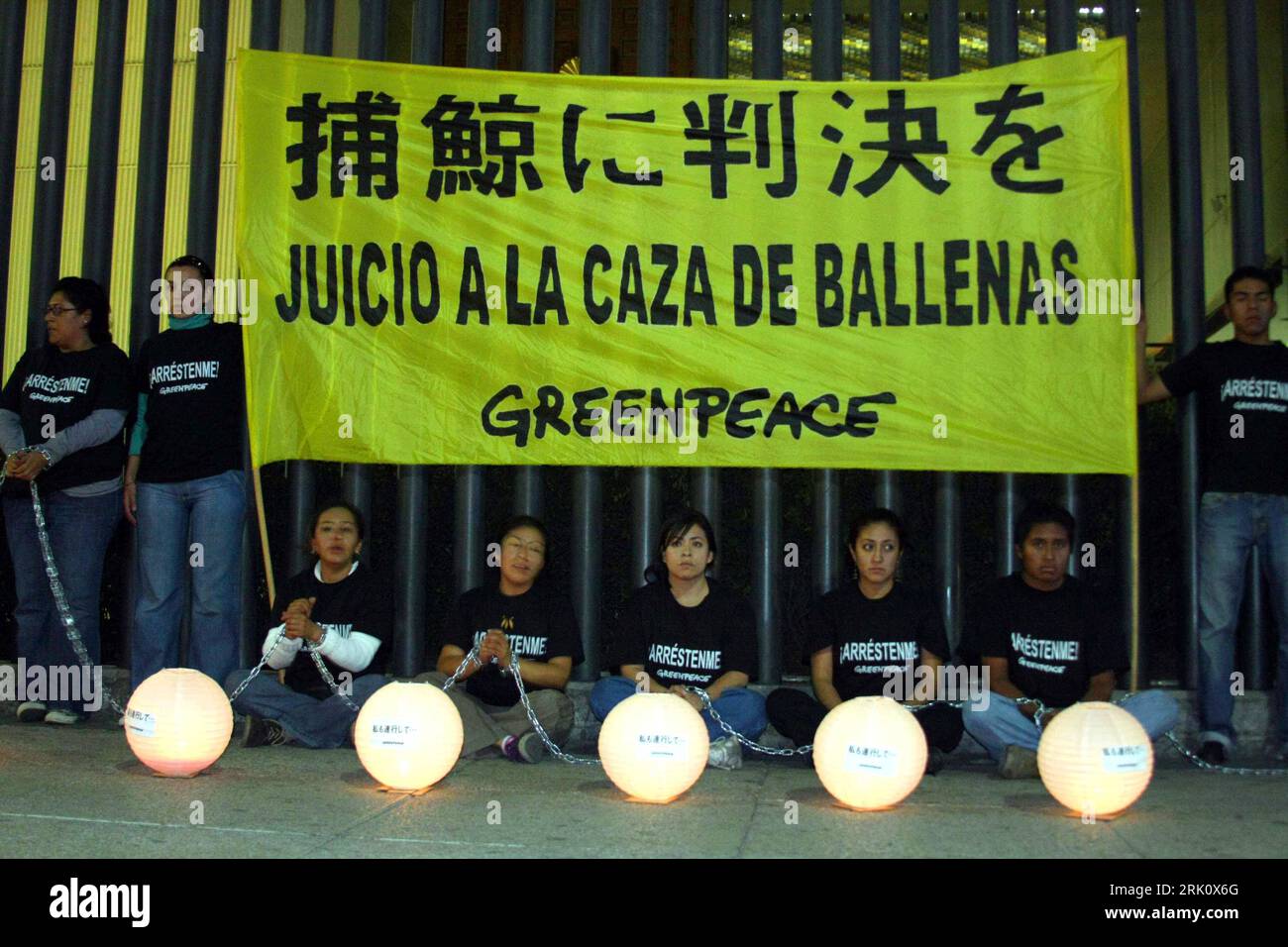 Bildnummer: 52805463 Datum: 08.12.2008 Copyright: imago/Xinhua Greenpeace-Aktivisten protestieren vor der japanischen Botschaft in Mexiko Stadt gegen den Walfang - PUBLICATIONxNOTxINxCHN, Personen , premiumd; 2008, Mexiko Stadt, protesta, protesta, trasparente, Giappone; , quer, Kbdig, Gruppenbild, , Mittelamerika Bildnummer 52805463 Data 08 12 2008 Copyright Imago XINHUA Greenpeace attivisti protestano davanti all'ambasciata giapponese a città del Messico contro la baleniera PUBLICATIONxNOTxINxCHN People premiumd 2008 città del Messico protesta protesta azione trasparente Giappone orizzontale gruppo Kbdig pho Foto Stock