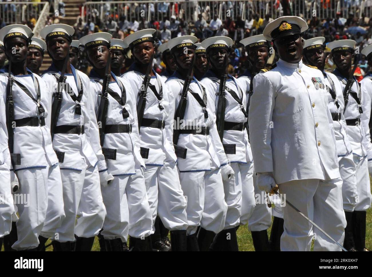 Bildnummer: 52809522 Datum: 12.12.2008 Copyright: imago/Xinhua Soldaten der Marine während der Parade zum kenianischen Unabhängigkeitstag in Nairobi - PUBLICATIONxNOTxINxCHN, Personen; 2008, Nairobi, Kenia , Militärparade; , quer, Kbdig, Gruppenbild, , Militaer, Staat, Gesellschaft, Afrika Bildnummer 52809522 Data 12 12 2008 Copyright Imago XINHUA Soldiers the Navy during the Parade to Kenya nicchia Independence Day in Nairobi PUBLICATIONxNOTxINxCHN People 2008 Nairobi Kenya Military Parade Horizontal Kbdig Group Photo Military State Society Africa Foto Stock