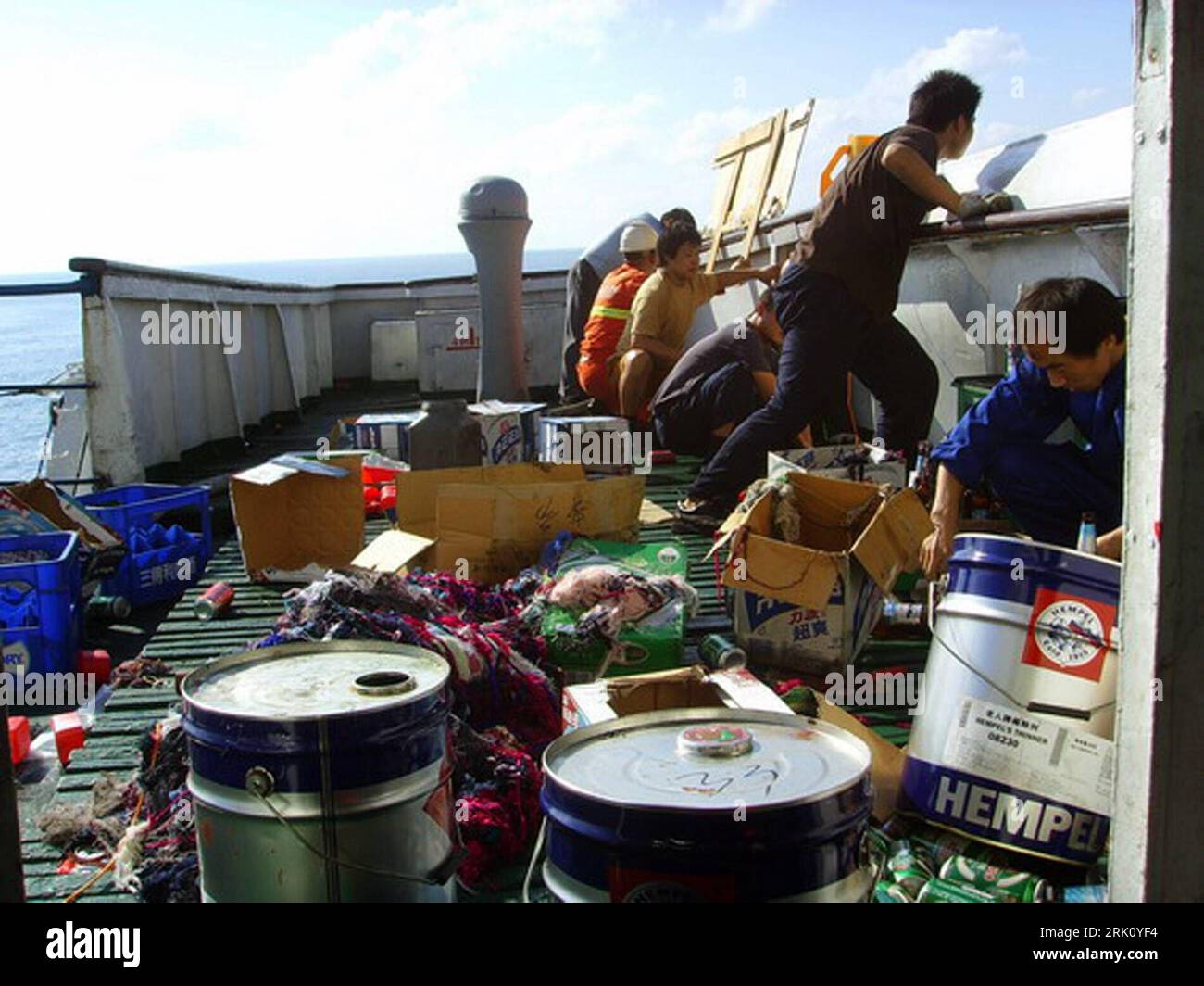 Bildnummer: 52818166 Datum: 18.12.2008 Copyright: imago/Xinhua Besatzungsmitglieder des chinesischen Frachters - Zhenhua 4 - im Kampf gegen Piraten im Golf von Aden - erfolgreiche Abwehr des Enterns PUBLICATIONxNOTxINxCHN , Personen; 2008, Golf von Aden , Piratenangriff, Piraten , Piraten Angriff Schiff Besatzung Kampf , entern premiumd; , quer, Kbdig, Gruppenbild, , , Afrika Bildnummer 52818166 Data 18 12 2008 Copyright Imago XINHUA Crew members The Chinese Freighter Zhenhua 4 in Fight Against Pirates in Golf from Aden Successful Defence The PUBLICATIONxNOTxINxCHN People 20 Foto Stock