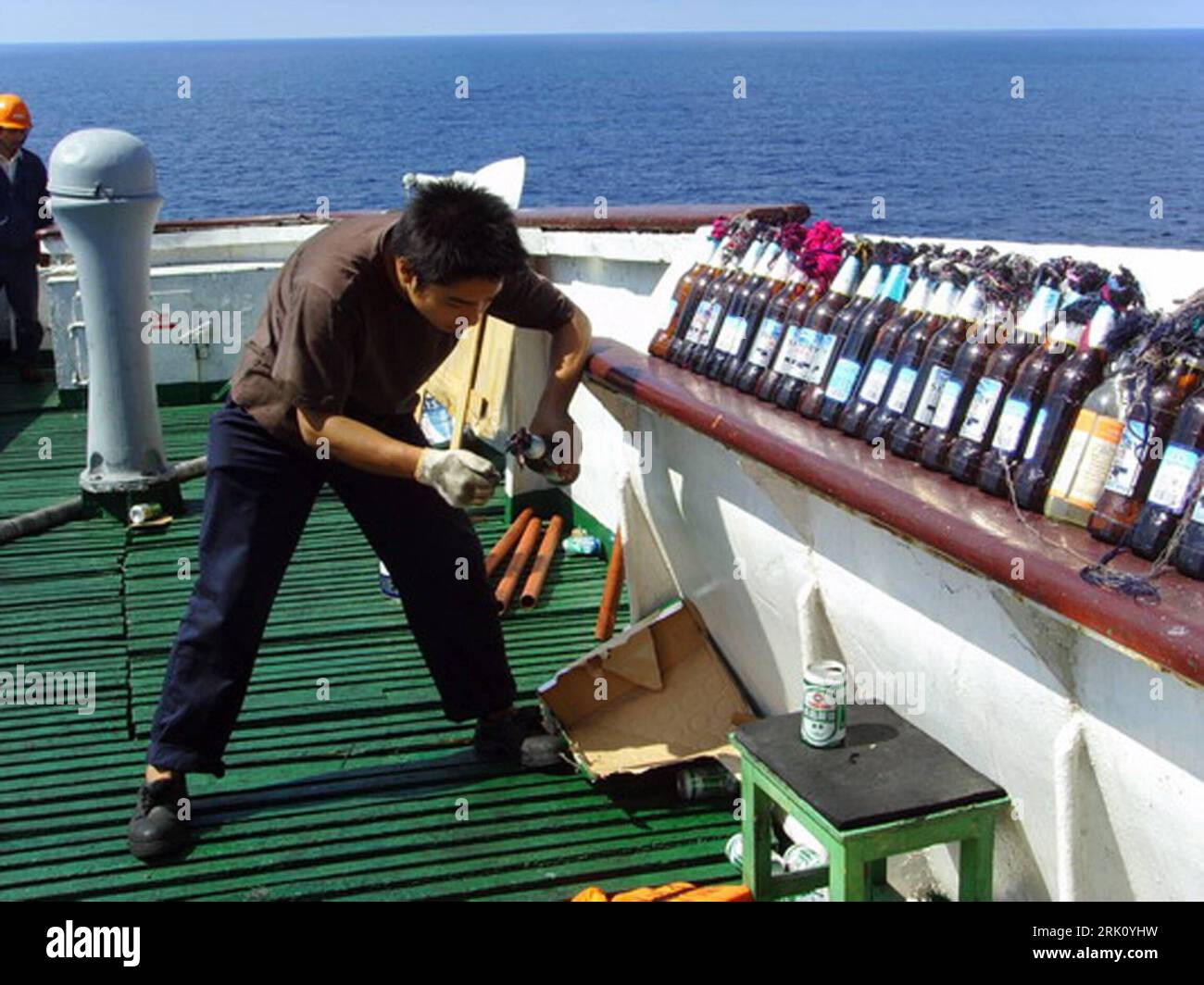 Bildnummer: 52818173 Datum: 18.12.2008 Copyright: imago/Xinhua Besatzungsmitglied des chinesischen Frachters - Zhenhua 4 - zündet einen Brandsatz im Kampf gegen Piraten im Golf von Aden - erfolgreiche Abwehr des Enterns PUBLICATIONxNOTxINxCHN , Personen; 2008, Golf von Aden Angriff Schiff , premiumd; , quer, Kbdig, Einzelbild, , , Afrika Bildnummer 52818173 Data 18 12 2008 Copyright Imago XINHUA membro dell'equipaggio il cargo cinese Zhenhua 4 Kililes a Fire record in Fight Against Pirates in Golf from Aden Successful Defence the PUBLICATIONx Foto Stock