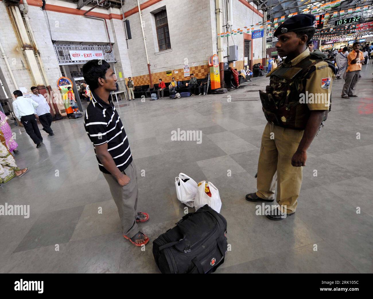 Bildnummer: 52821923 Datum: 21.12.2008 Copyright: imago/Xinhua Polizisten kontrolliert einen Reisenden am CST-Bahnhof a Mumbai - Indien PUBLICATIONxNOTxINxCHN, Personen , premiumd; 2008, Indien, Polizist, Sicherheit, Sicherheitsmaßnahmen, Kontrolle, Personenkontrolle; , quer, Kbdig, Gruppenbild, Polizei, Staat, , Asien Bildnummer 52821923 Data 21 12 2008 Copyright Imago XINHUA poliziotti controllavano un viaggiatore alla stazione CST di Mumbai India PUBLICATIONxNOTxINxCHN People premiumd 2008 polizia India Security Measures Control Persons control Horizontal Kbdig Group Photo Polic Foto Stock