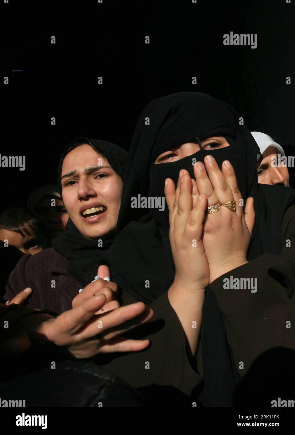 Bildnummer: 52835437 Datum: 05.01.2009 Copyright: imago/Xinhua Palästinensische Frauen weinen beim Begräbnis des während eines israelischen Luftangriffen getöteten Hamas-Kämpfers Muhammed Abu Shaar in einem Flüchtlingslager von Rafah - Gazastreifen - PUBLICATIONxNOTxINxCHN, Personen; 2009, premiumd, Israele, Rafah, palästinensische Autonomiegebiete, Palästina, Israele, Politik, Nahostkonflikt, Krieg, Palästinenser, Trauer, Trauerfeier, , hoch, Kbdig, Gruppenbild, close, , Asien o0 pessimistisch, Verzweiflung Bildnummer 52835437 Data 05 01 2009 Copyright Imago XINHUA Palestinian Women Foto Stock