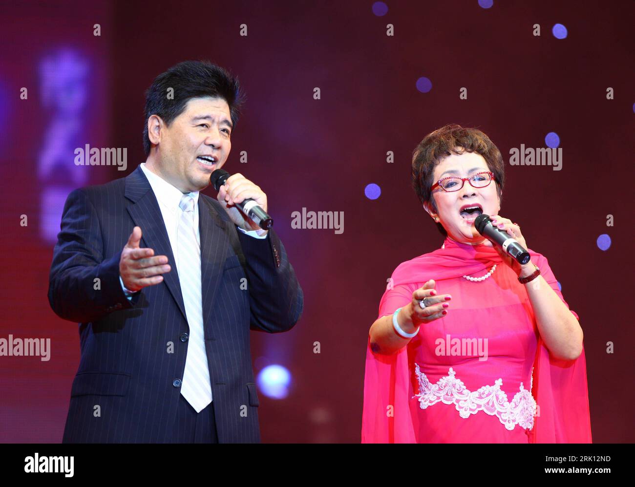 Bildnummer: 52840168 Datum: 20.10.2008 Copyright: imago/Xinhua Sänger Wang Jieshi (li.) Und Xie Lisi während des - 2008 Pechino Dahongmen International Clothing Festivals - a Pechino - PUBLICATIONxNOTxINxCHN, Personen; 2008, Pechino, Musik; , quer, Kbdig, Gruppenbild, close, Aktion, People Bildnummer 52840168 Data 20 10 2008 Copyright Imago XINHUA Singer Wang Jieshi Left e Xie Lisi durante i Festival internazionali di abbigliamento Dahongmen di Pechino 2008 a Pechino PUBLICATIONxNOTxINxCHN People 2008 Beijing Music Horizontal Kbdig Group Photo Close Action shot Celebrities Foto Stock