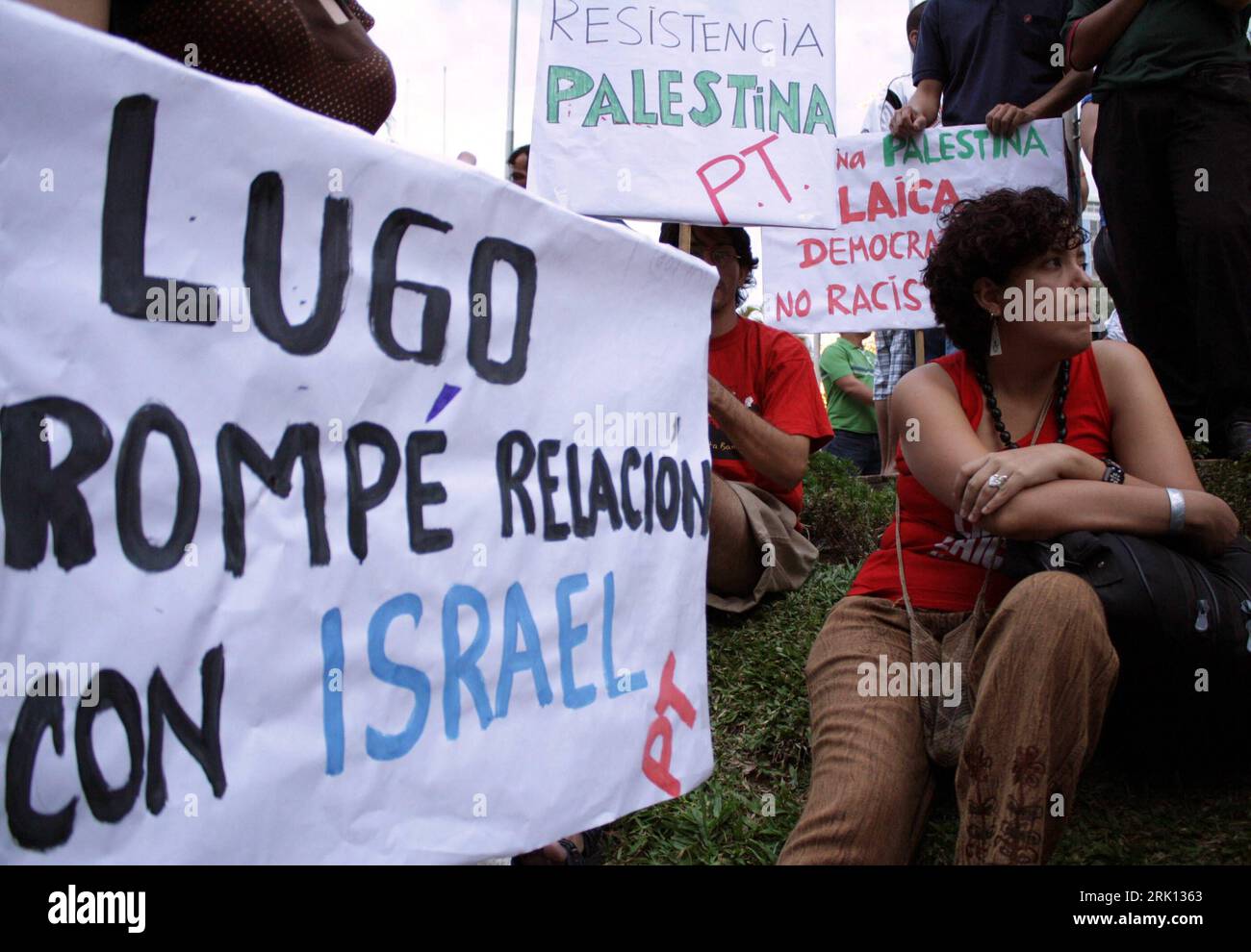 Bildnummer: 52843506 Datum: 11.01.2009 Copyright: imago/Xinhua Demonstrantin hält ein Schild - Lugo Rompe Relacion con Israel - anlässlich einer Demonstration gegen die israelischen Offensive im Gazastreifen in Asuncion - PUBLICATIONxNOTxINxCHN , Personen; 2009, Asuncion, Paraguay, Israel, Nahostkonflikt, Demo, Protestaktion Politik, Prostest, Kritiker, Gegner, Krieg, Asien, Gaza, Schriftzug,; , quer, Kbdig, Einzelbild, , , Südamerika Bildnummer 52843506 Data 11 01 2009 Copyright Imago XINHUA Demonstrantin Holding a Shield Lugo Relacion con Israel durante una dimostrazione contro l'ISR Foto Stock