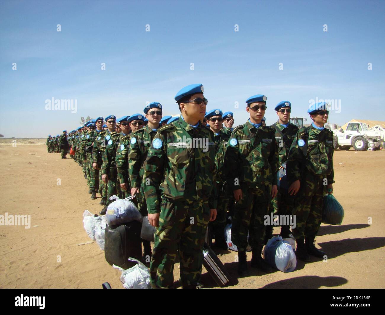 Bildnummer: 52843507 Datum: 11.01.2009 Copyright: imago/Xinhua Ablösung chinesischer Blauhelmsoldaten in Dafur - Sudan - PUBLICATIONxNOTxINxCHN, Personen; 2009, Afrika, Sudan, Soldat, Soldaten, Blauhelme, un, uno, Blauhelmsoldat, Blauhelmsoldaten, Ablösung, ; , quer, Kbdig, totale, Militaer, Staat, Politik, Asien o0 Cina Bildnummer 52843507 Data 11 01 2009 Copyright Imago XINHUA Detachment Chinese Blue Helmet Soldiers in Sudan PUBLICATIONxNOTxINxCHN People 2009 Africa Sudan Soldier Soldier Soldier Soldiers Blue Helmet Soldier un soldato Blue Helmet Soldiers Detachment Horizontal Kbdig Long shot Militar Foto Stock