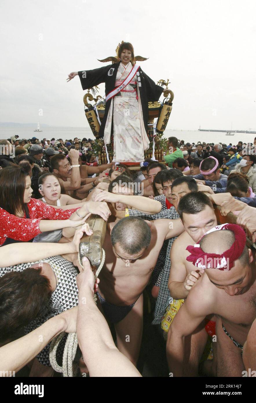 Bildnummer: 52852352 Datum: 18.01.2009 Copyright: imago/Xinhua Junges Mädchen wird auf einem Schrein durch die Menge getragen - Reinigungszeremonie anlässlich des - giorno dell'età - AM Strand von Fujisawa - Präfektur Kanagawa - PUBLICATIONxNOTxINxCHN, Personen; 2009, Fujisawa, Giappone, Land, Leute, Tradition, traditionelle Feste, Reinigung, spirituelle, Initiation, Initiationsfest, Volljährigkeit, Zeremonie; , hoch, Kbdig, totale, Gesellschaft, Asien o0 Seijin Shiki, erwachsen, junge Frau Bildnummer 52852352 Data 18 01 2009 Copyright Imago XINHUA Young Girl Will on a Shrine Through Th Foto Stock