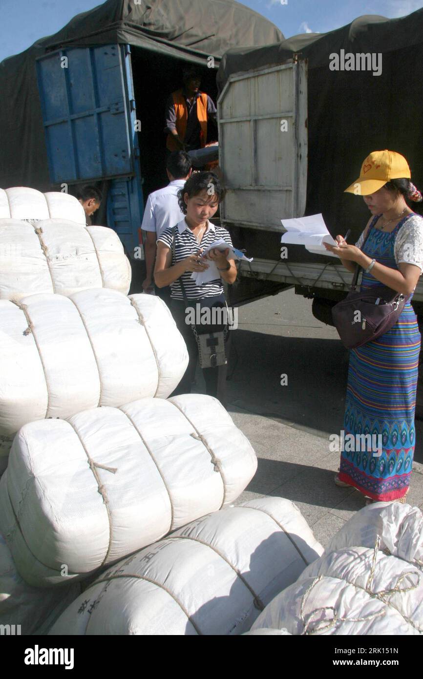 Bildnummer: 52855821 Datum: 22.08.2008 Copyright: imago/Xinhua Helferinnen registrieren Pakete mit Hilfsgütern für die Erdbeben-Region in Yingjiang PUBLICATIONxNOTxINxCHN, Objekte , Personen; 2008, Yingjiang, China, Helfer, Katastrophe, Naturkatastrophe, Hilfslieferung, Hilfsgüter; , hoch, Kbdig, Gruppenbild, , Asien Bildnummer 52855821 Data 22 08 2008 Copyright Imago XINHUA Interveniers Register Packages with Relief Supplies for the Earthquakes Region in Jiang Ying PUBLICATIONxNOTxINxCHN Objects People 2008 Jiang Ying China Helper Disaster Natural Disaster Aid Delivery Relief items ve Foto Stock