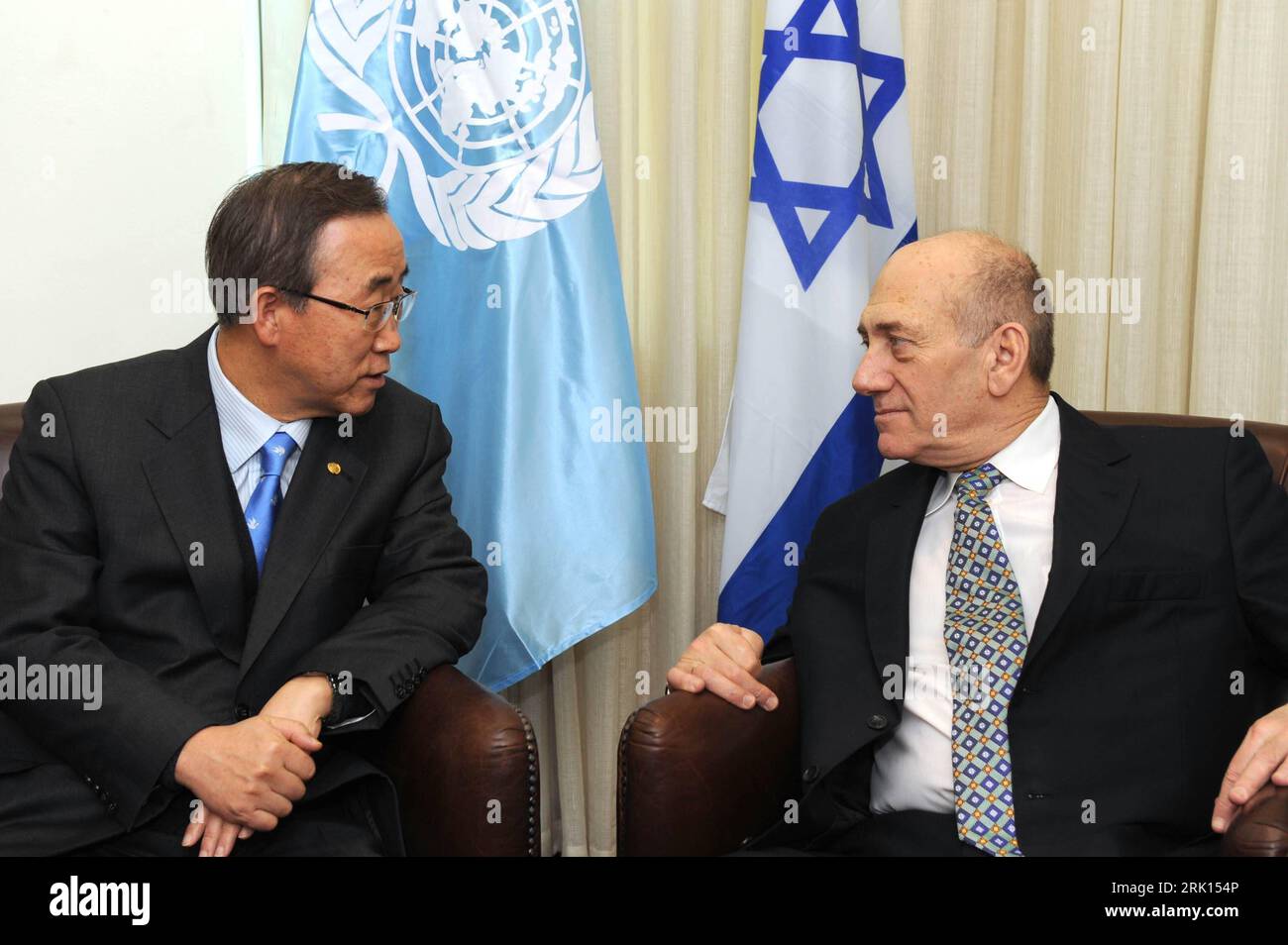 Un-Generalsekretär Ban Ki-Moon li. Südkorea trifft Premierminister Ehud Olmert Israele a Gerusalemme - PUBLICATIONxNOTxINxCHN Foto Stock