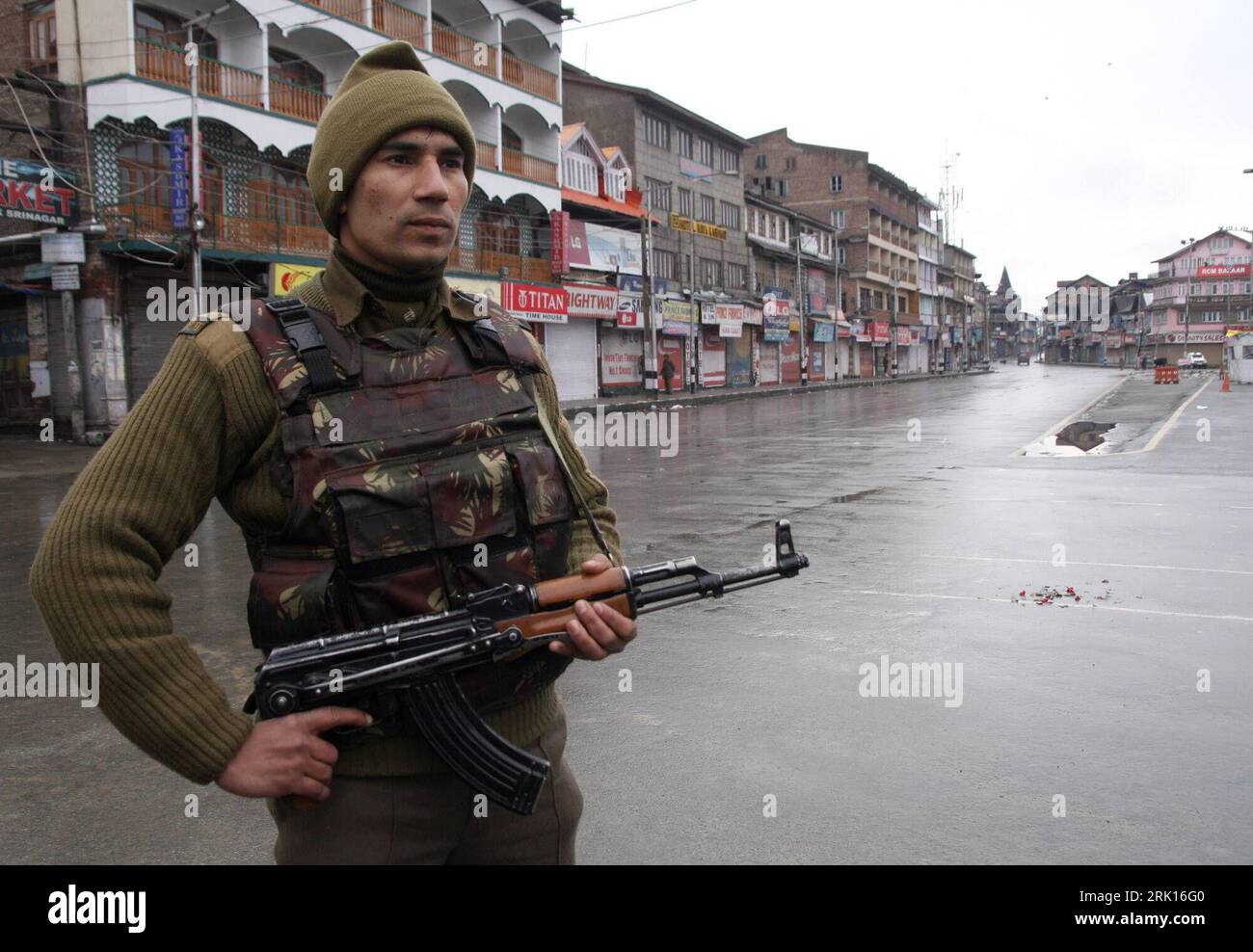 Bildnummer: 52863323 Datum: 26.01.2009 Copyright: imago/Xinhua Soldat der Paramilitärs schützt Feierlichkeiten zum 60. Jahrestag der indischen Unabhängigkeit in Srinagar - Kashmir - PUBLICATIONxNOTxINxCHN, Personen , Landschaft; 2009, Srinagar, Kashmir, Indien, Unabhängigkeitstag, Waffe, Schutz, Jubiläumsveranstaltungen , Politik,; , quer, Kbdig, Einzelbild, , Militär, Staat, Gesellschaft, Asien Bildnummer 52863323 Data 26 01 2009 Copyright Imago XINHUA Soldier i paramilitari proteggono celebrazioni per 60 anniversario l'indipendenza indiana a Srinagar Kashmir PUBLICATIONxNOTxINxCHN PE Foto Stock